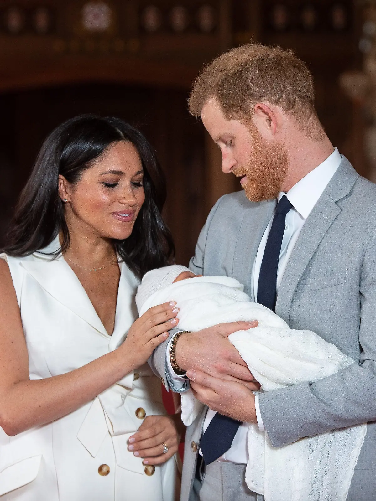 08.05.2019, Großbritannien, Windsor: Prinz Harry von Großbritannien und Meghan, Herzogin von Sussex, kommen mit ihrem noch namenlosen Sohn zu einem Fototermin in der St. George's Hall im Windsor Castle. Das noch namenlose, am 06.05.2019 geborene, «Baby Sussex» ist das erste Kind von Prinz Harry und seiner Frau Meghan. Foto: Dominic Lipinski/PA Wire/dpa +++ dpa-Bildfunk +++