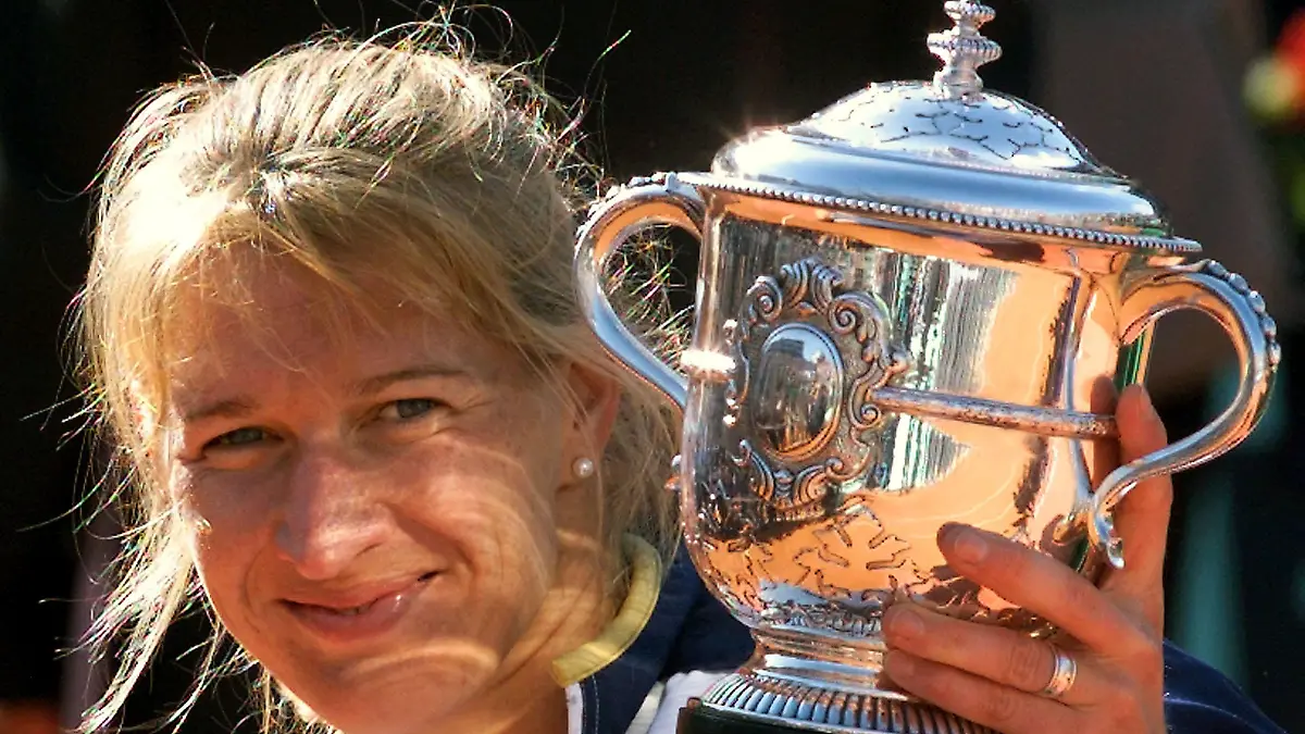 ARCHIV - 05.06.1999, Frankreich, Paris: Tennis French Open Einzel Damen Finale Hingis (Schweiz) - Graf (Deutschland): Siegerin Steffi Graf hält den Pokal bei der Siegerehrung. Foto: Patrick Kovarik/AFP/dpa +++ dpa-Bildfunk +++