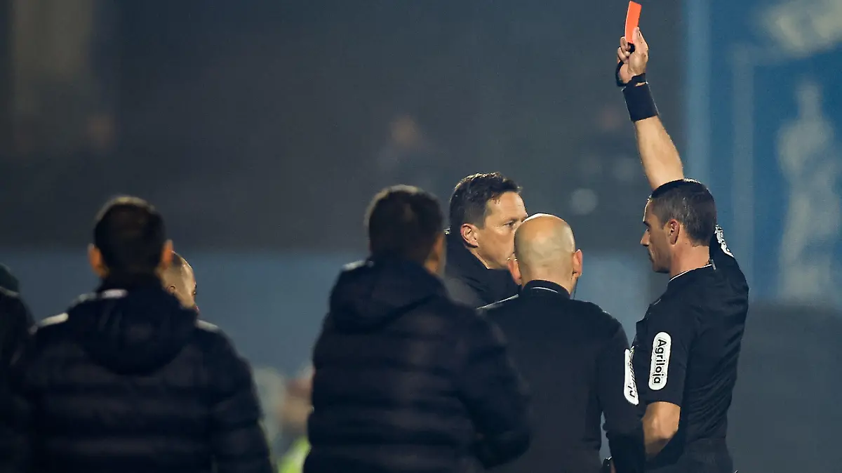 25.02.2023, Portugal, Vizela: FC de Vizela - Benfica Lissabon im Stadion des FC Vizela. Schiedsrichter Roger Schmidt (r) sieht die Rote Karte. Foto: Miguel Pereira/Atlantico Press via ZUMA Press/dpa +++ dpa-Bildfunk +++