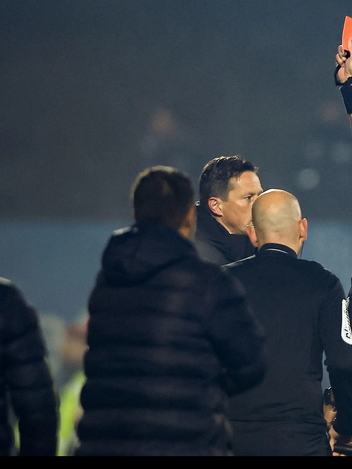 25.02.2023, Portugal, Vizela: FC de Vizela - Benfica Lissabon im Stadion des FC Vizela. Schiedsrichter Roger Schmidt (r) sieht die Rote Karte. Foto: Miguel Pereira/Atlantico Press via ZUMA Press/dpa +++ dpa-Bildfunk +++