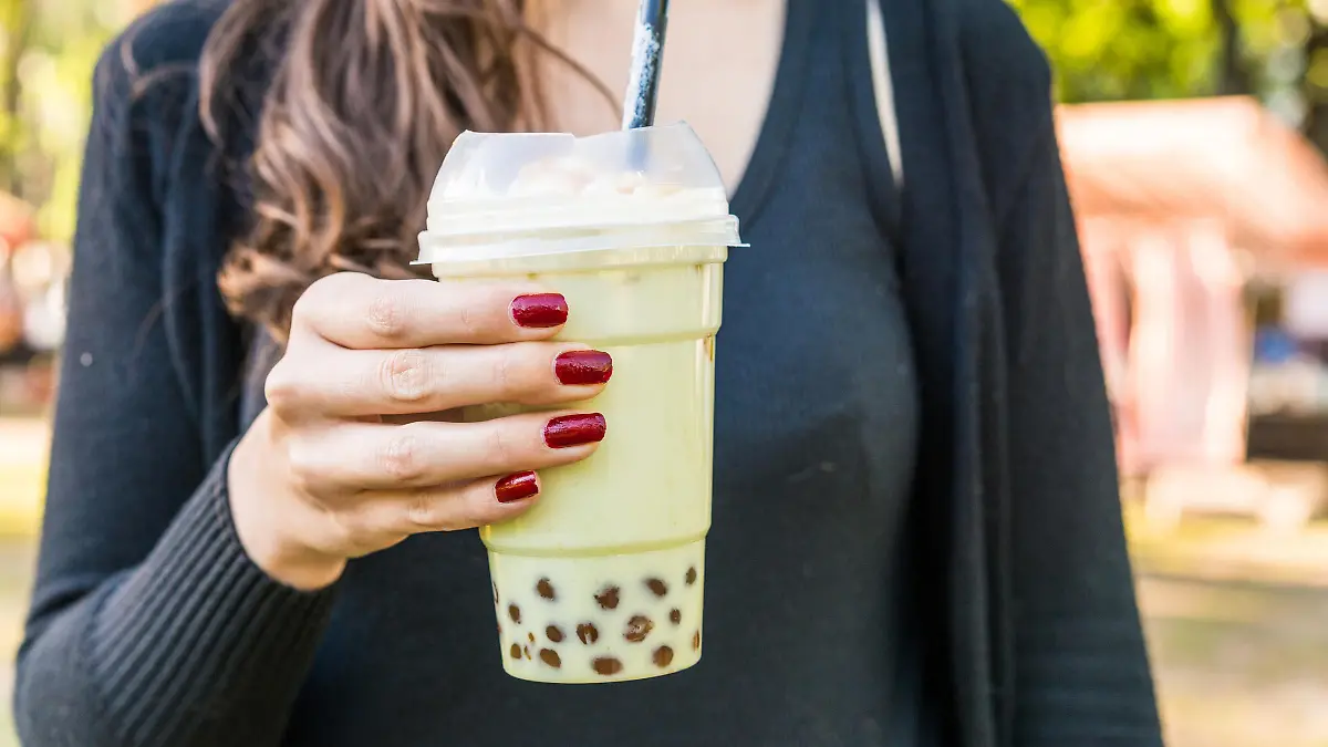 Frau hält Bubble Tea in der Hand