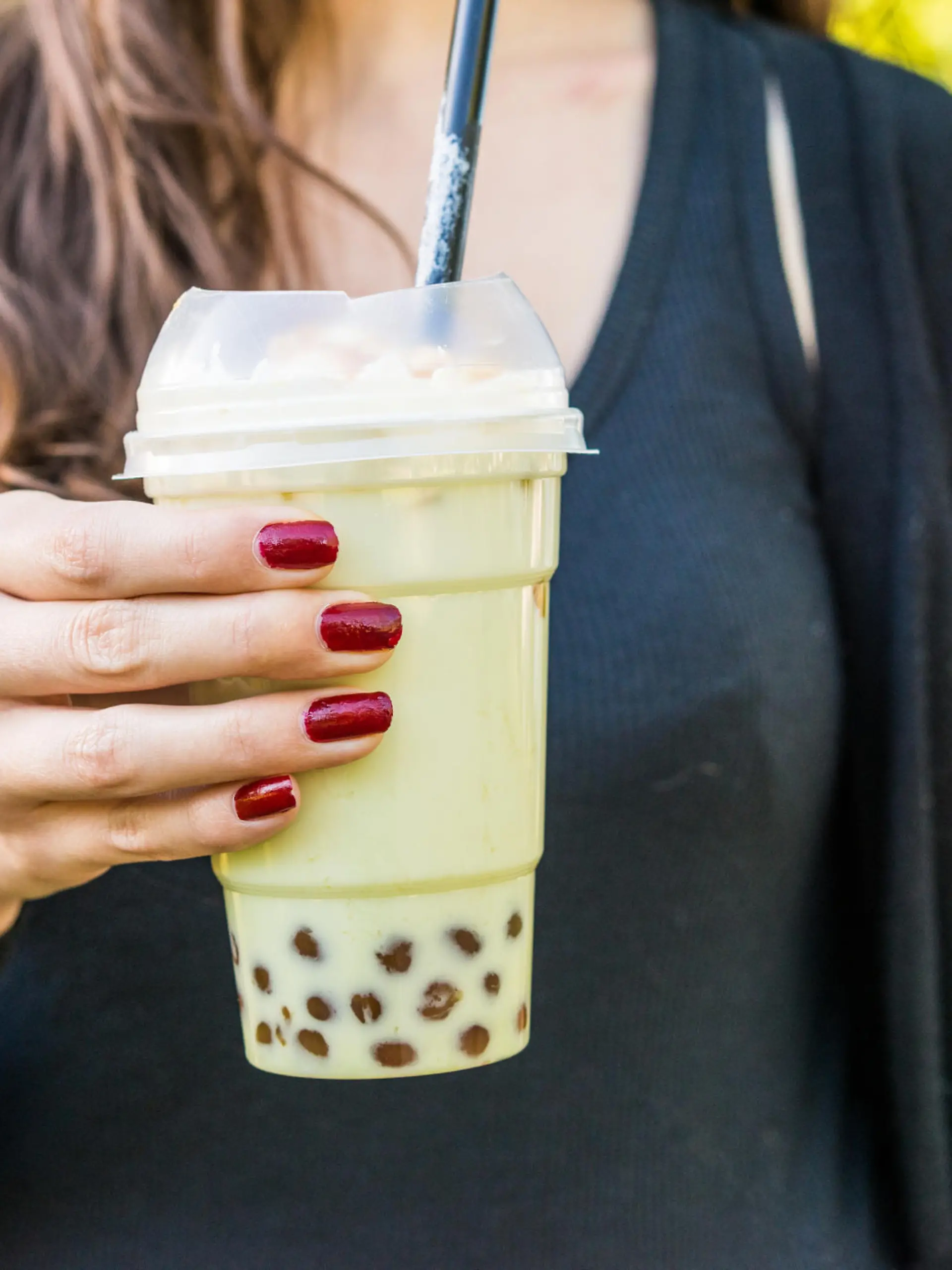 Frau hält Bubble Tea in der Hand