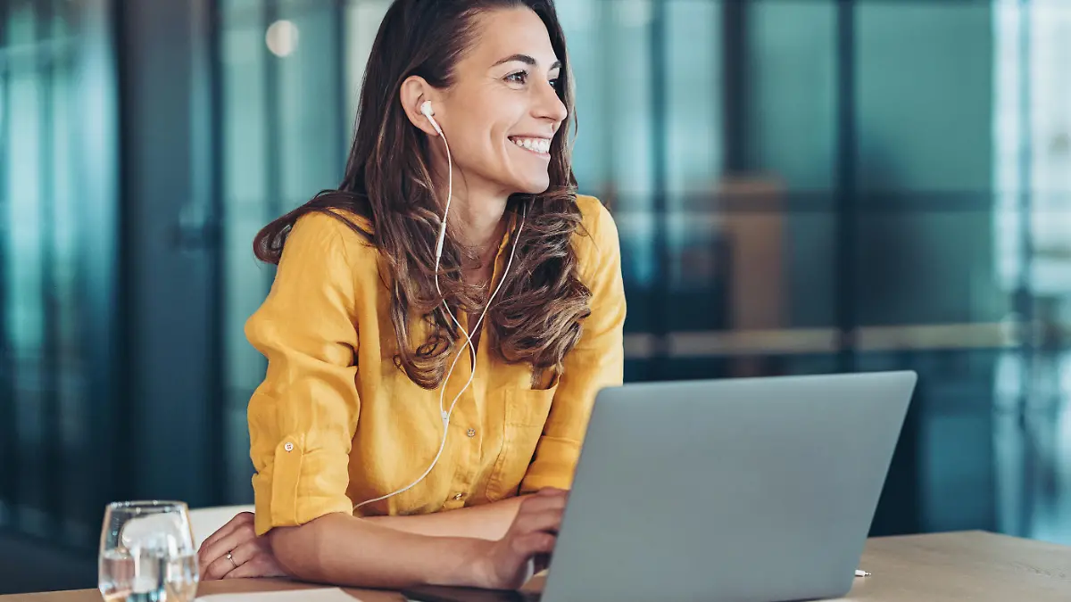 Portrait of a smiling businesswoman