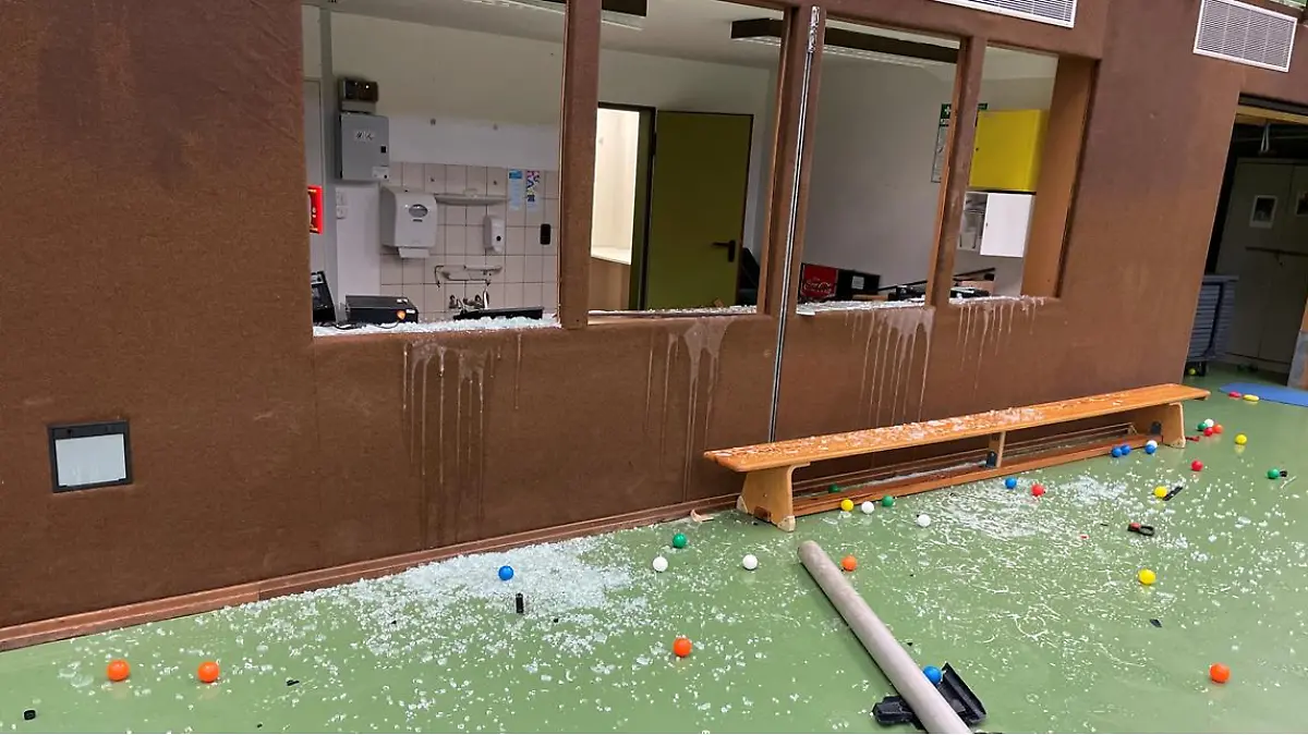 Die Scheiben des Regieraums wurden eingeschlagen. Überall in der Halle sind die Glasscherben verteilt.