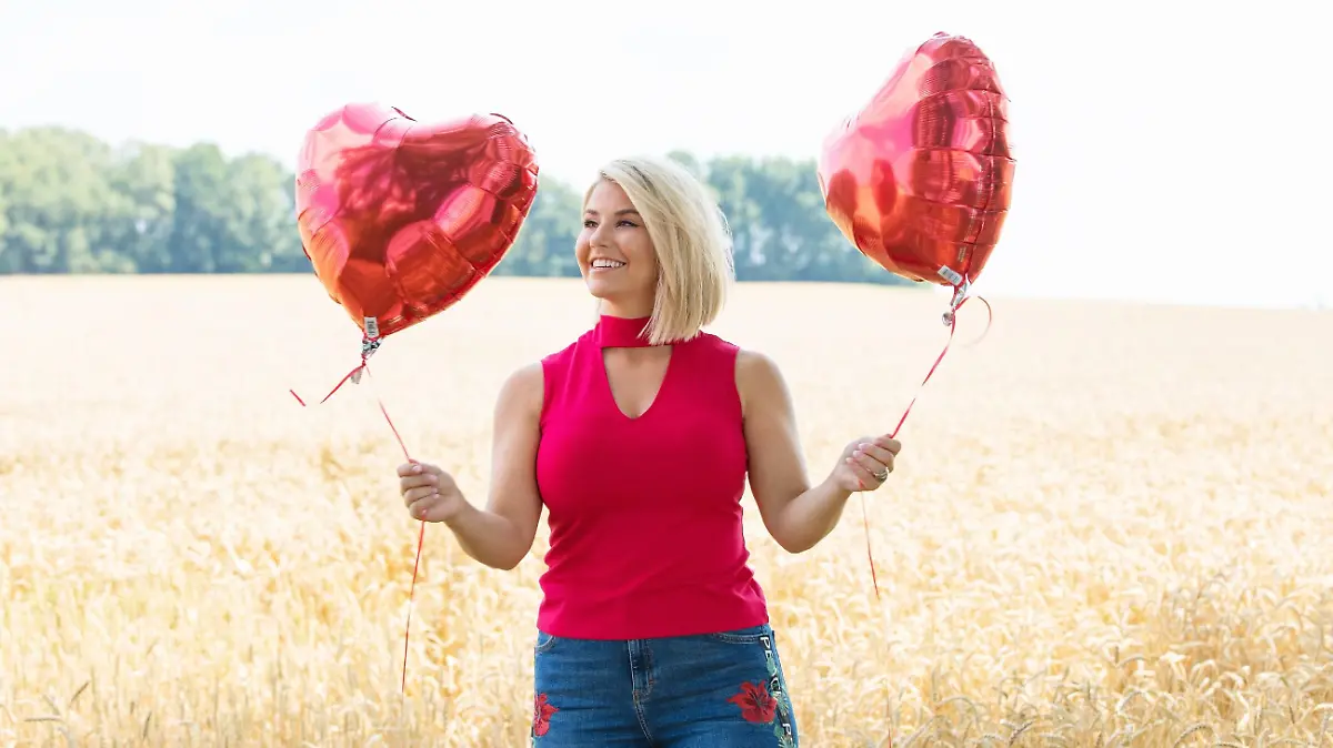 Bei "Schlager sucht Liebe" suchen Sänger und Sängerinnen die Liebe ihres Lebens. Moderiert wird die neue Doku-Soap von DSDS-Gewinnerin und Schlager-Star Beatrice Egli.