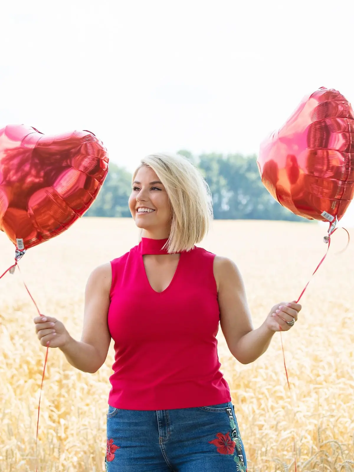 Bei "Schlager sucht Liebe" suchen Sänger und Sängerinnen die Liebe ihres Lebens. Moderiert wird die neue Doku-Soap von DSDS-Gewinnerin und Schlager-Star Beatrice Egli.

