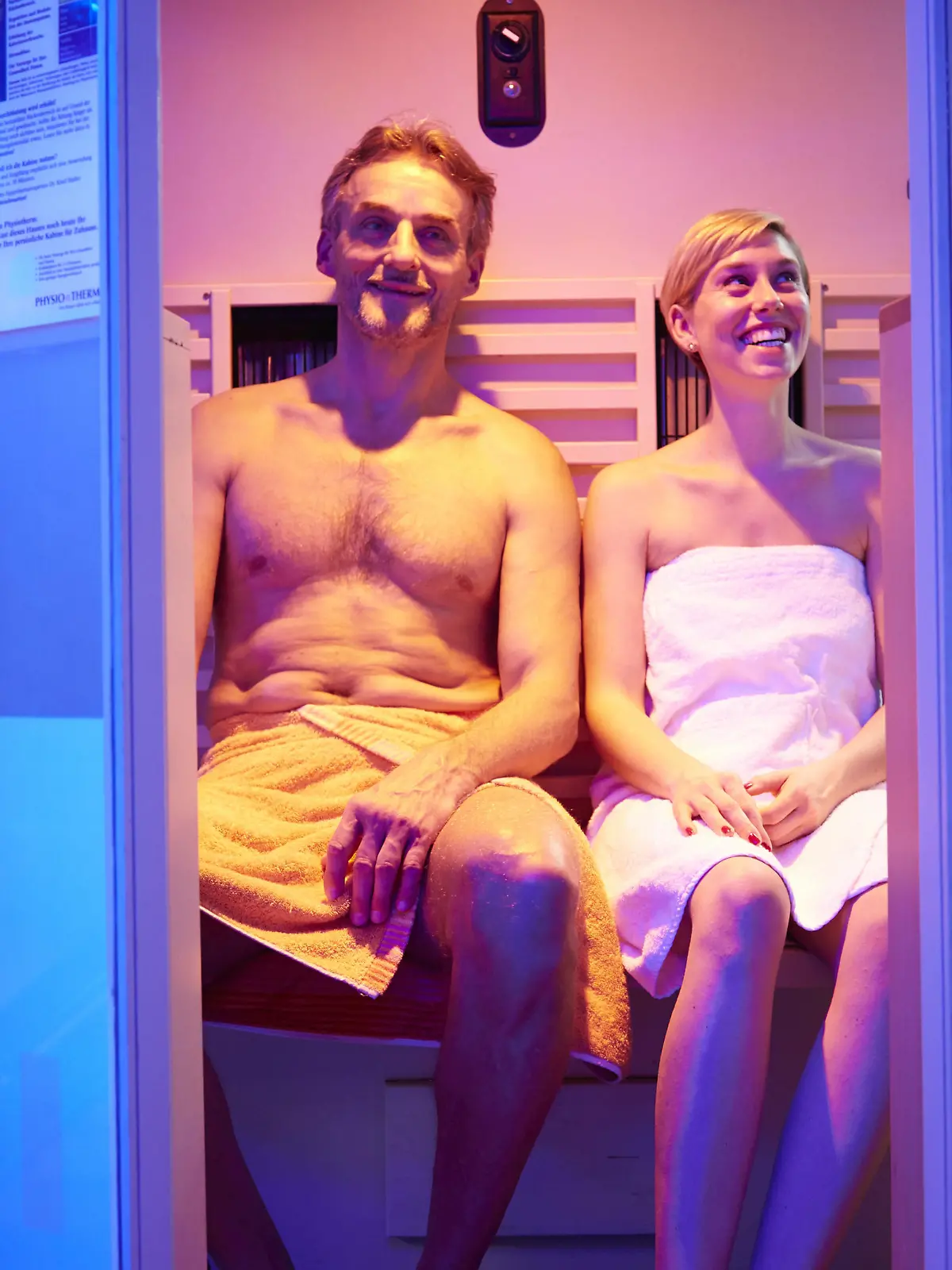 ILLUSTRATION - Eine Frau und ein Mann sitzen am 27.10.2015 in der Olympia-Schwimmhalle in Muenchen in einer Infrarot-Kabine (gestellte Szene). Foto: Magdalena Rodziewicz | Verwendung weltweit