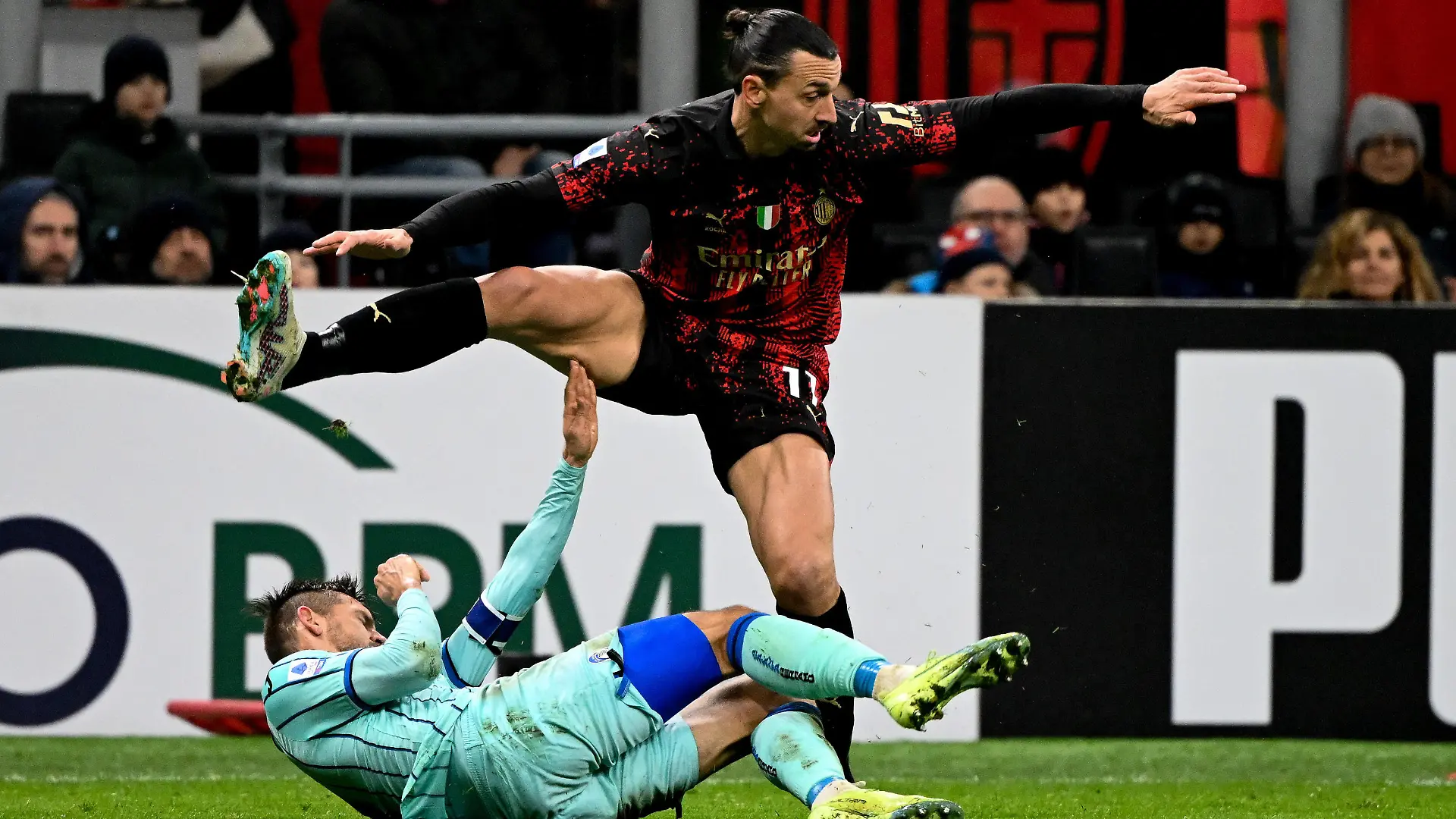 Fußball, AC Mailand - Atalanta Bergamo 230227 -- MILAN, Feb. 27, 2023 -- AC Milan s Zlatan Ibrahimovic top vies with Atalanta s Rafael Toloi during a Serie A football match between AC Milan and Atalanta in Milan, Italy, on Feb. 26, 2023. Photo by /Xinhua SPITALY-MILAN-FOOTBALL-SERIE A-AC MILAN VS ATALANTA AlbertoxLingria PUBLICATIONxNOTxINxCHN