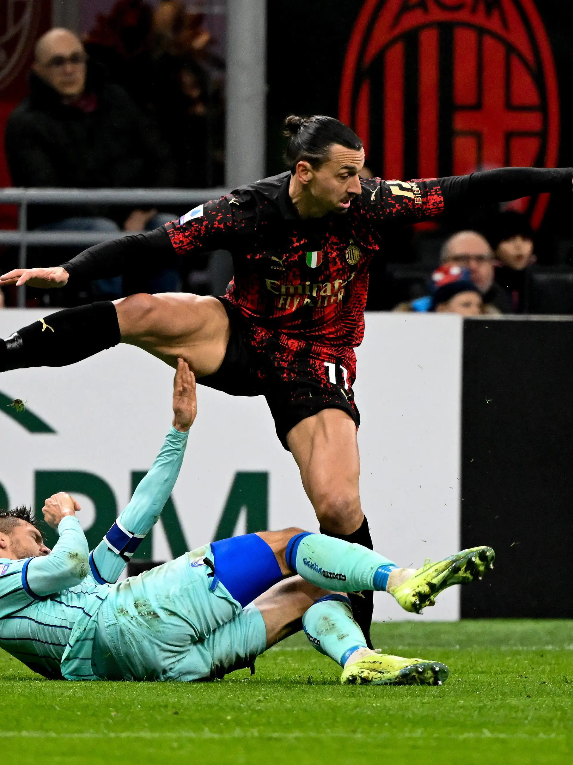 Fußball, AC Mailand - Atalanta Bergamo 230227 -- MILAN, Feb. 27, 2023 -- AC Milan s Zlatan Ibrahimovic top vies with Atalanta s Rafael Toloi during a Serie A football match between AC Milan and Atalanta in Milan, Italy, on Feb. 26, 2023. Photo by /Xinhua SPITALY-MILAN-FOOTBALL-SERIE A-AC MILAN VS ATALANTA AlbertoxLingria PUBLICATIONxNOTxINxCHN