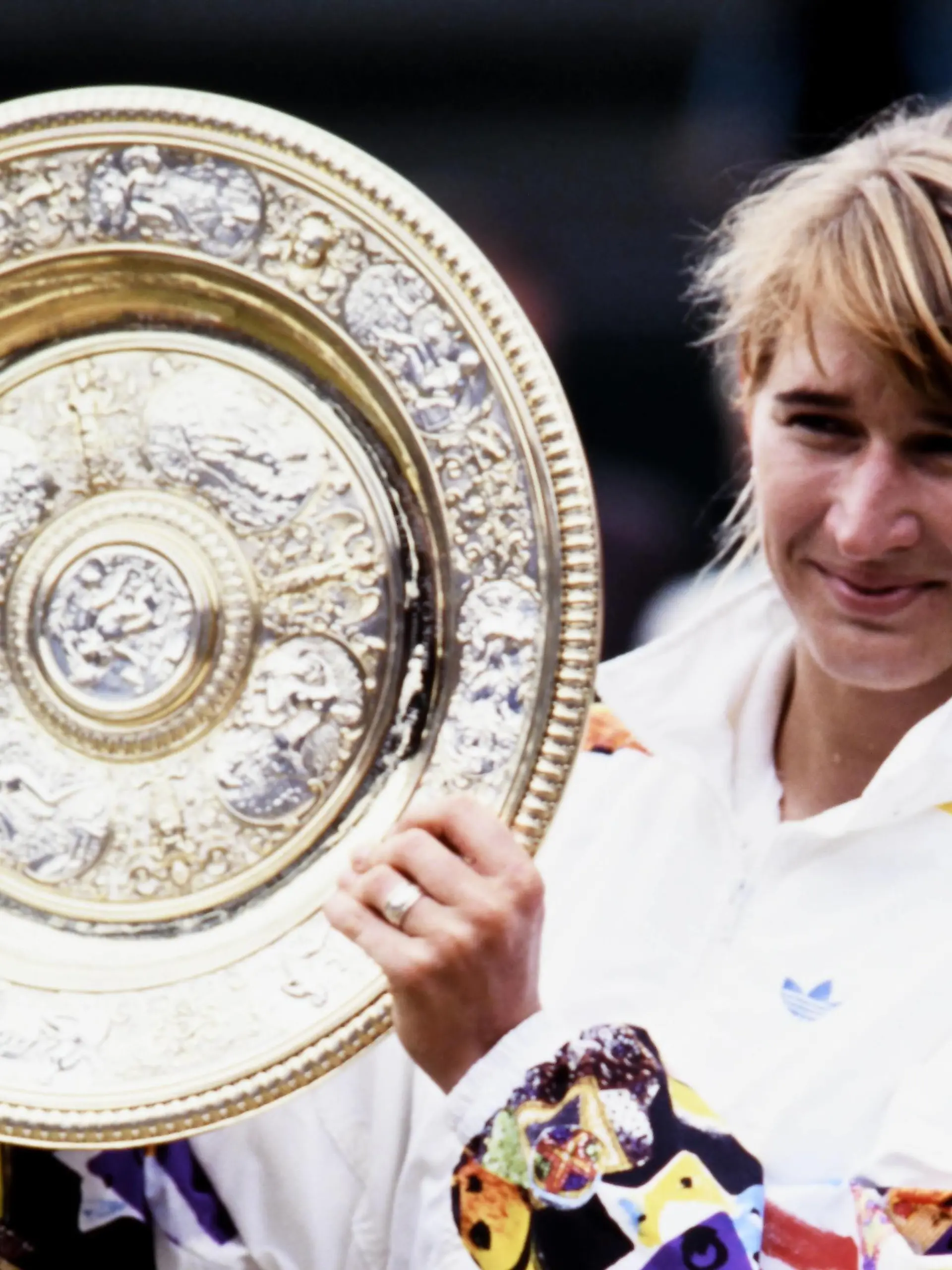 GRAF Stefanie Steffi GER bei der Siegerehrung Finale gegen NOVOTNA Jana TCH Tennis All England Lawn Tennis 1993 in Wimbledon am 03.Juli 1993 in Wimbledon *** GRAF Stefanie Steffi GER at the award ceremony final against NOVOTNA Jana TCH Tennis All England Lawn Tennis 1993 in Wimbledon on 03 July 1993 in Wimbledon PUBLICATIONxINxGERxSUIxAUTxHUNxSWExNORxDENxFINxLUXxONLY  