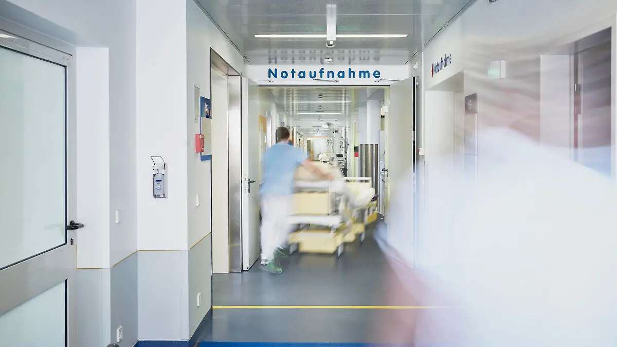 Ärzte eilen zur Notaufnahme.