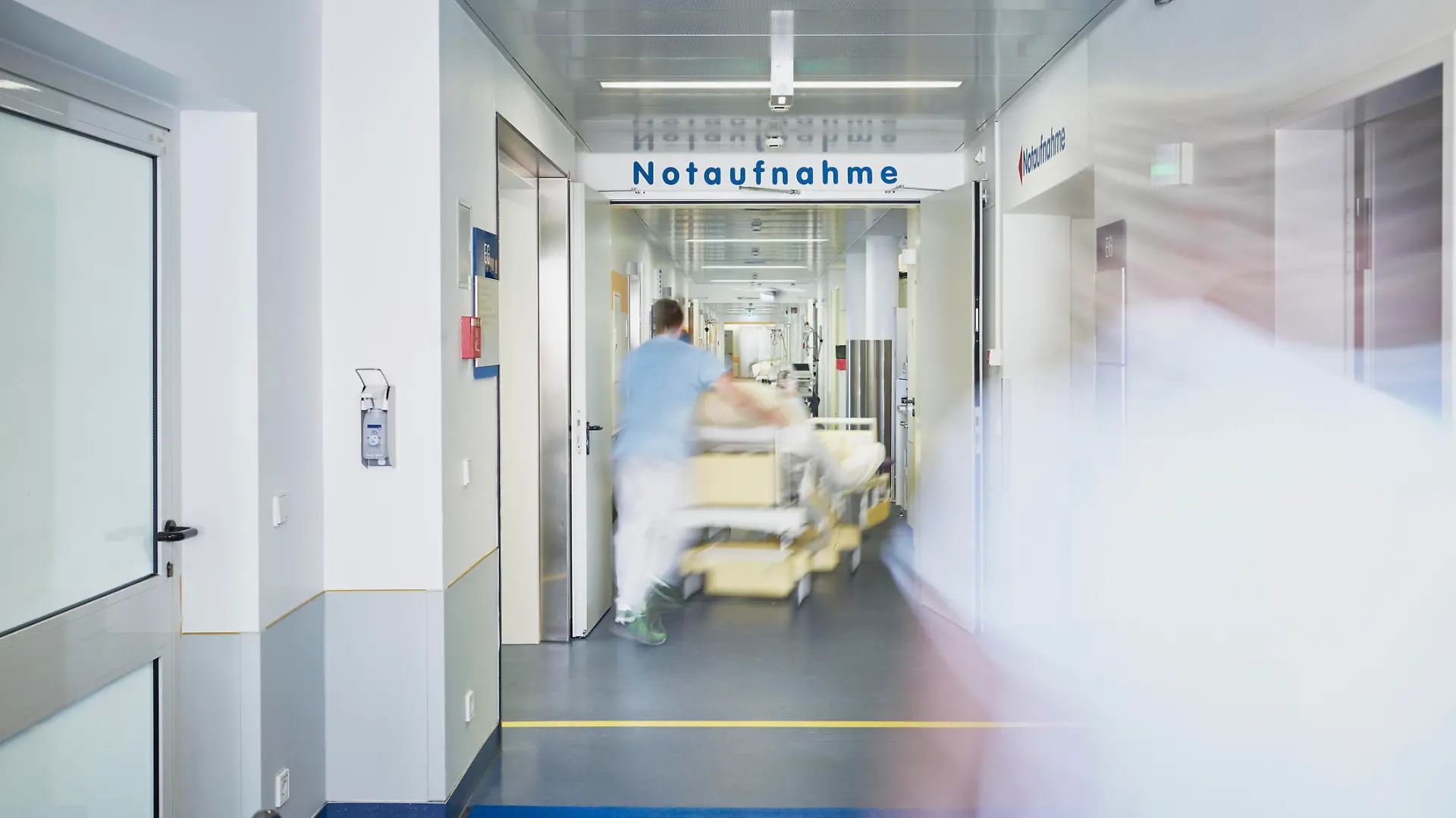 Ärzte eilen zur Notaufnahme.