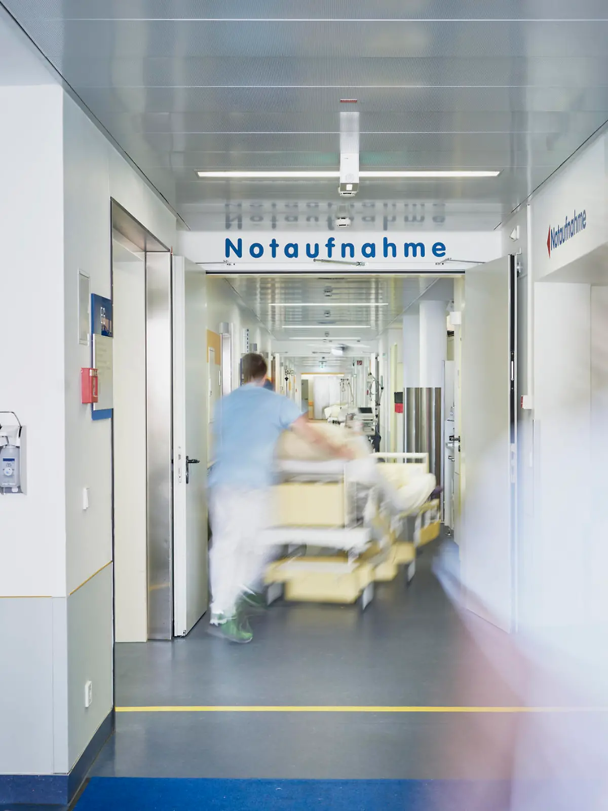 Ärzte eilen zur Notaufnahme.