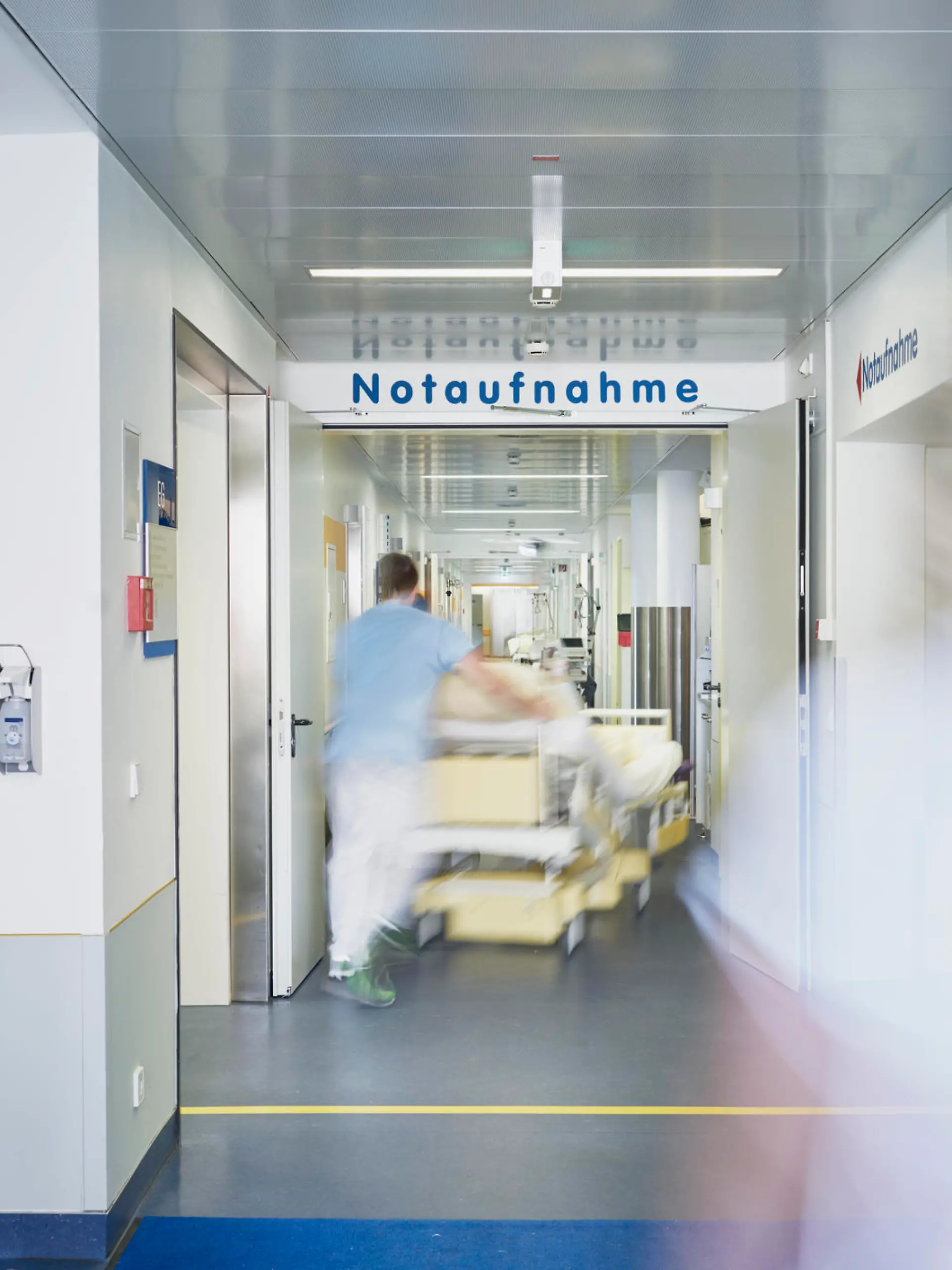 Ärzte eilen zur Notaufnahme.