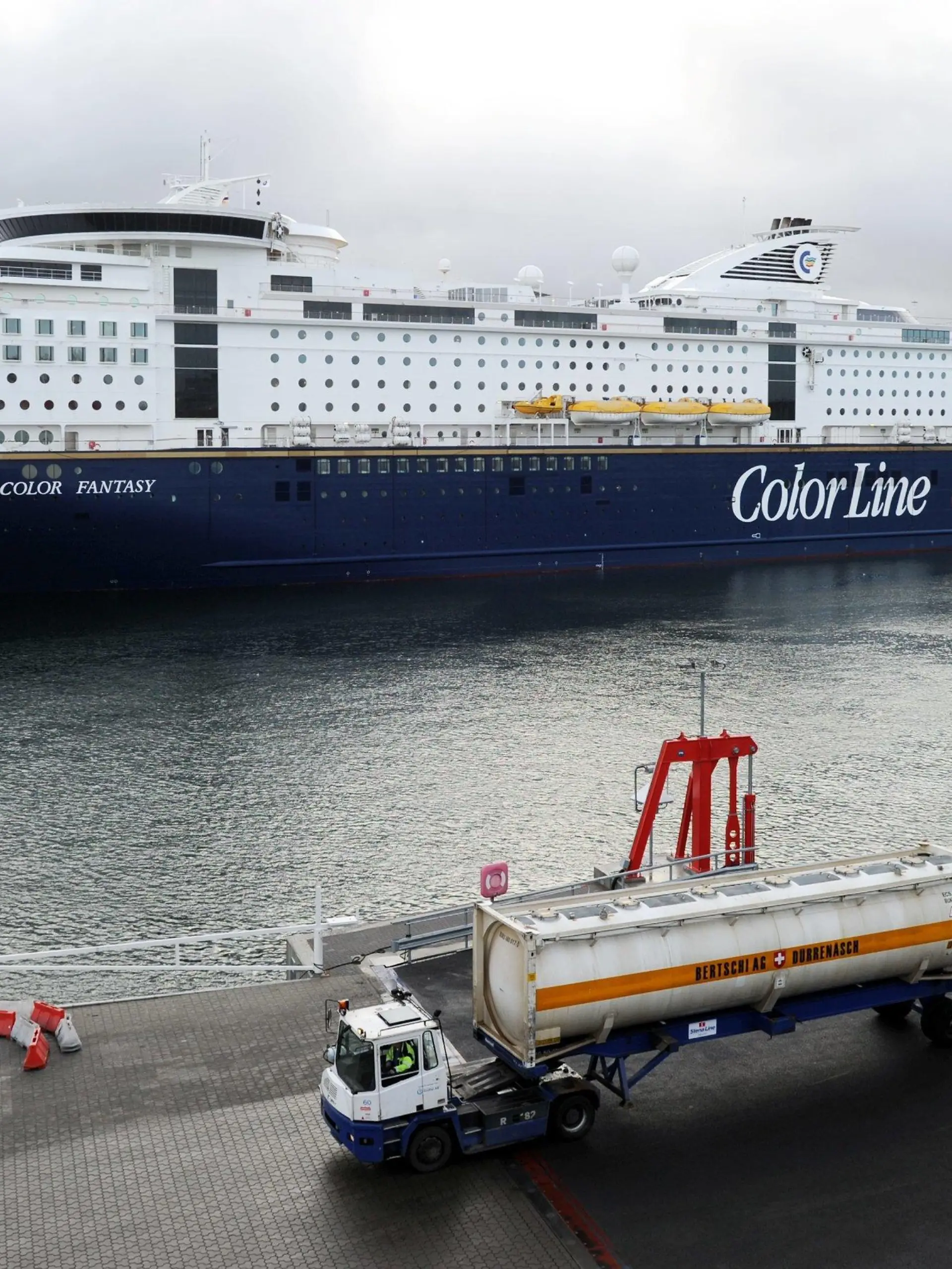 ARCHIV - 25.01.2011, Schleswig-Holstein, Kiel: Die Norwegen-Fähre "Color Fantasy" liegt im Kieler Hafen.    (zu dpa «Norwegerin bringt Baby auf Oslo-Fähre auf die Welt») Foto: Carsten Rehder/dpa +++ dpa-Bildfunk +++