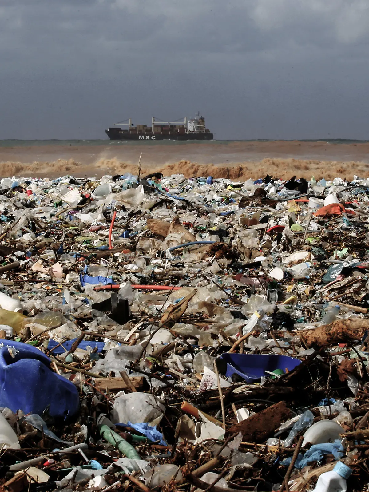ARCHIV - 23.01.2018, Libanon, Keserwan: Plastikmüll liegt an einem Strand des Distrikts Keserwan nördlich der Hauptstadt Beirut. Die Umweltschutzorganisation WWF warnt vor einem zunehmenden Anstieg von Plastikmüll im Mittelmeer. (zu dpa "WWF: Mehr Müll im Mittelmeer - Kritik an deutschen Plastikexporten") Foto: Marwan Naamani/dpa +++ dpa-Bildfunk +++