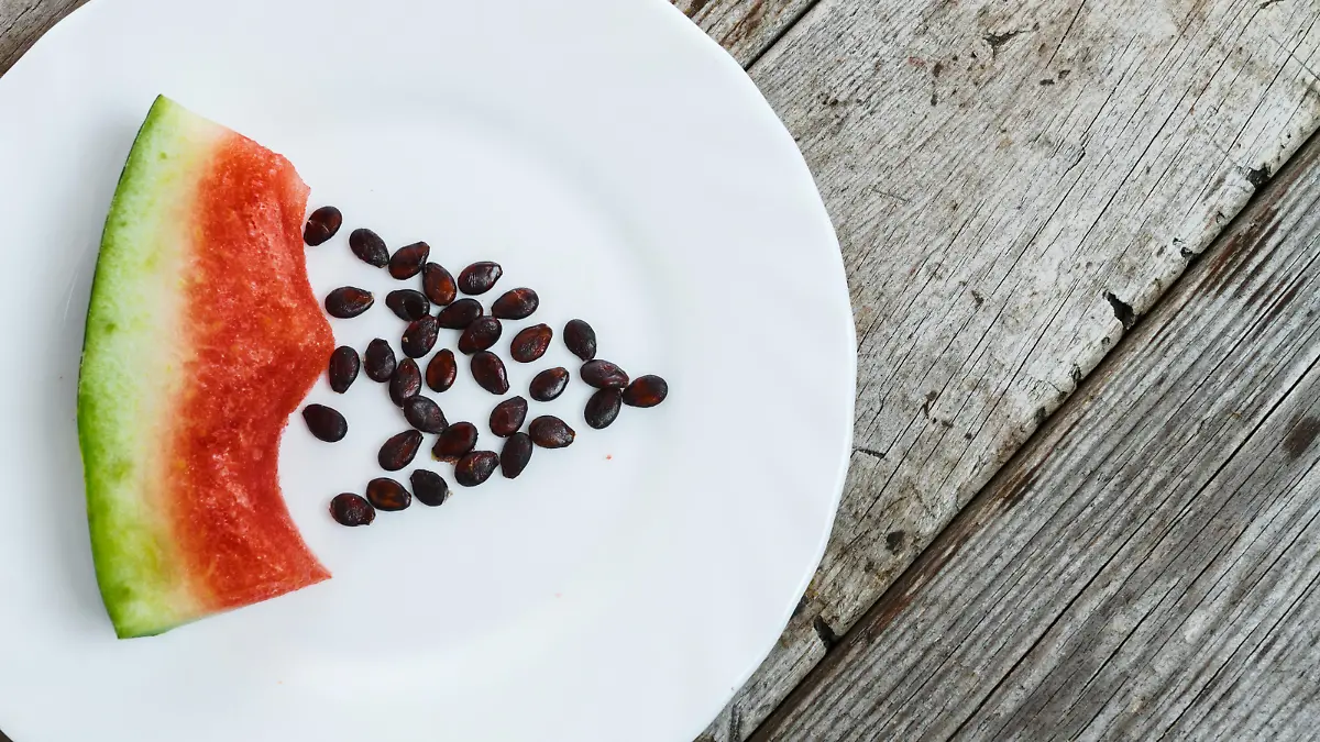 Die Kerne sind das Gesündeste an der Wassermelone.