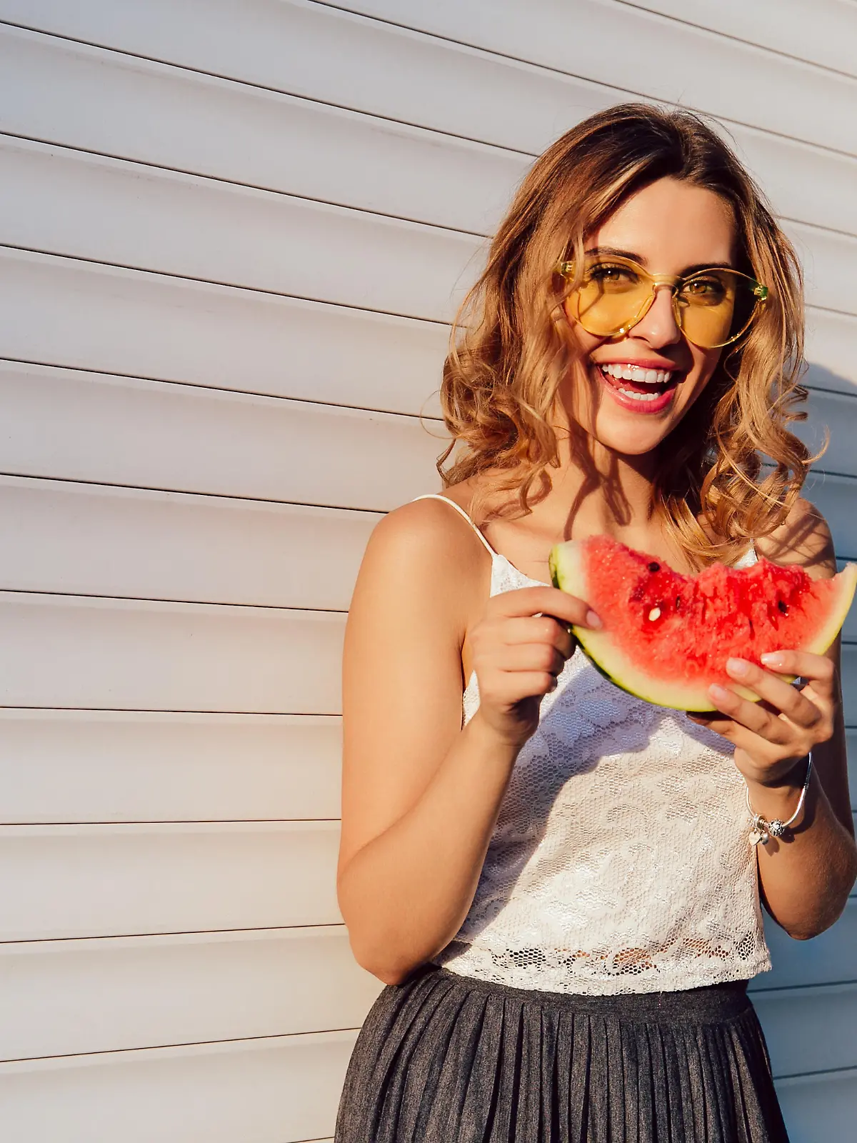 Frau hält Wassermelone