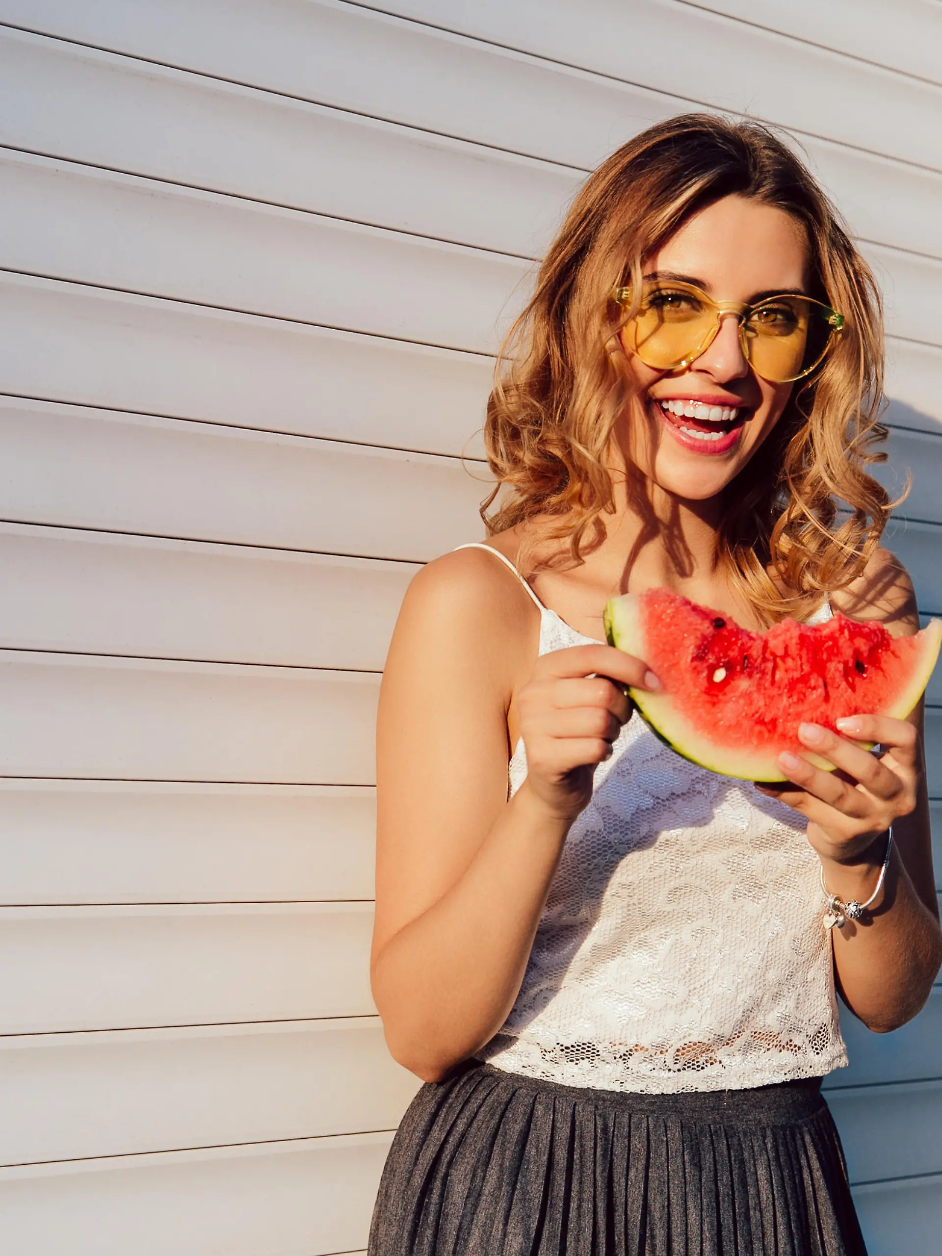Frau hält Wassermelone