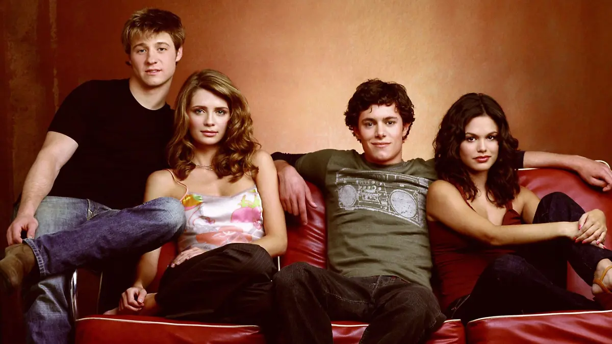 Von links: Ryan Atwood (Benkamin McKenzie), Marissa Cooper (Mischa Barton), Seth Cohen (Adam Brody) und Summer Roberts (Rachel Bilson).