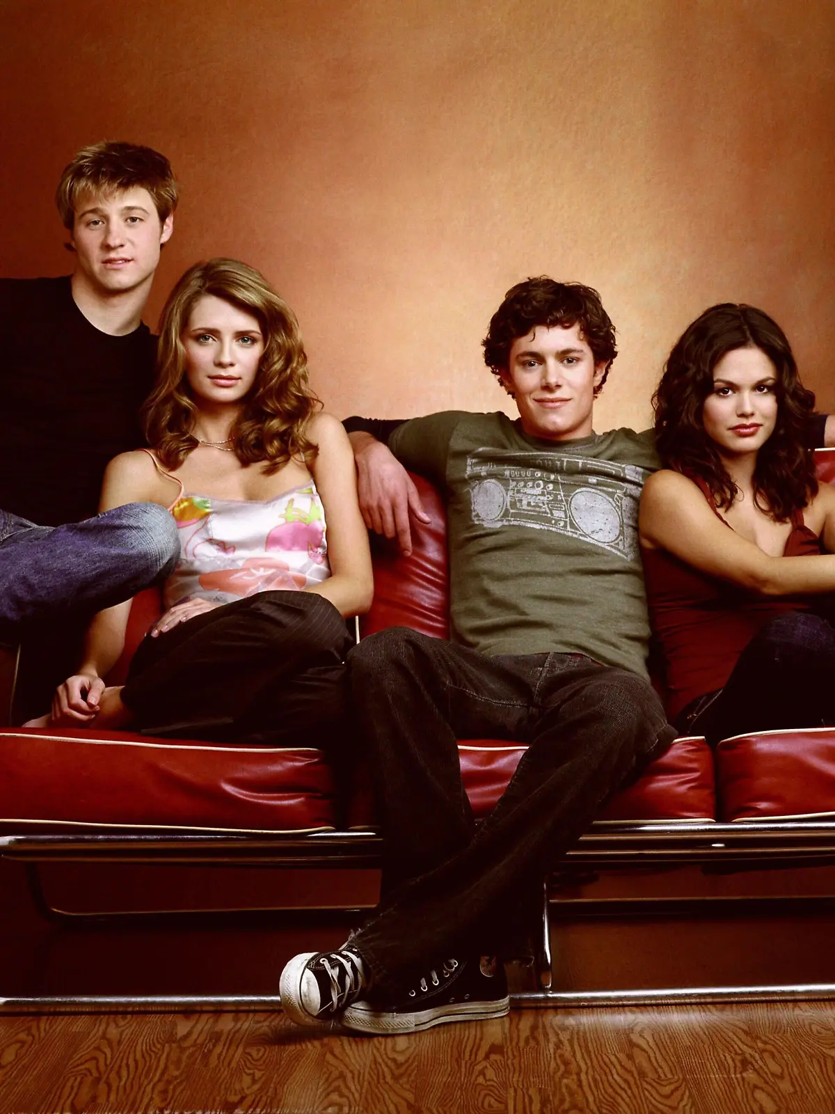 Von links: Ryan Atwood (Benkamin McKenzie), Marissa Cooper (Mischa Barton), Seth Cohen (Adam Brody) und Summer Roberts (Rachel Bilson).