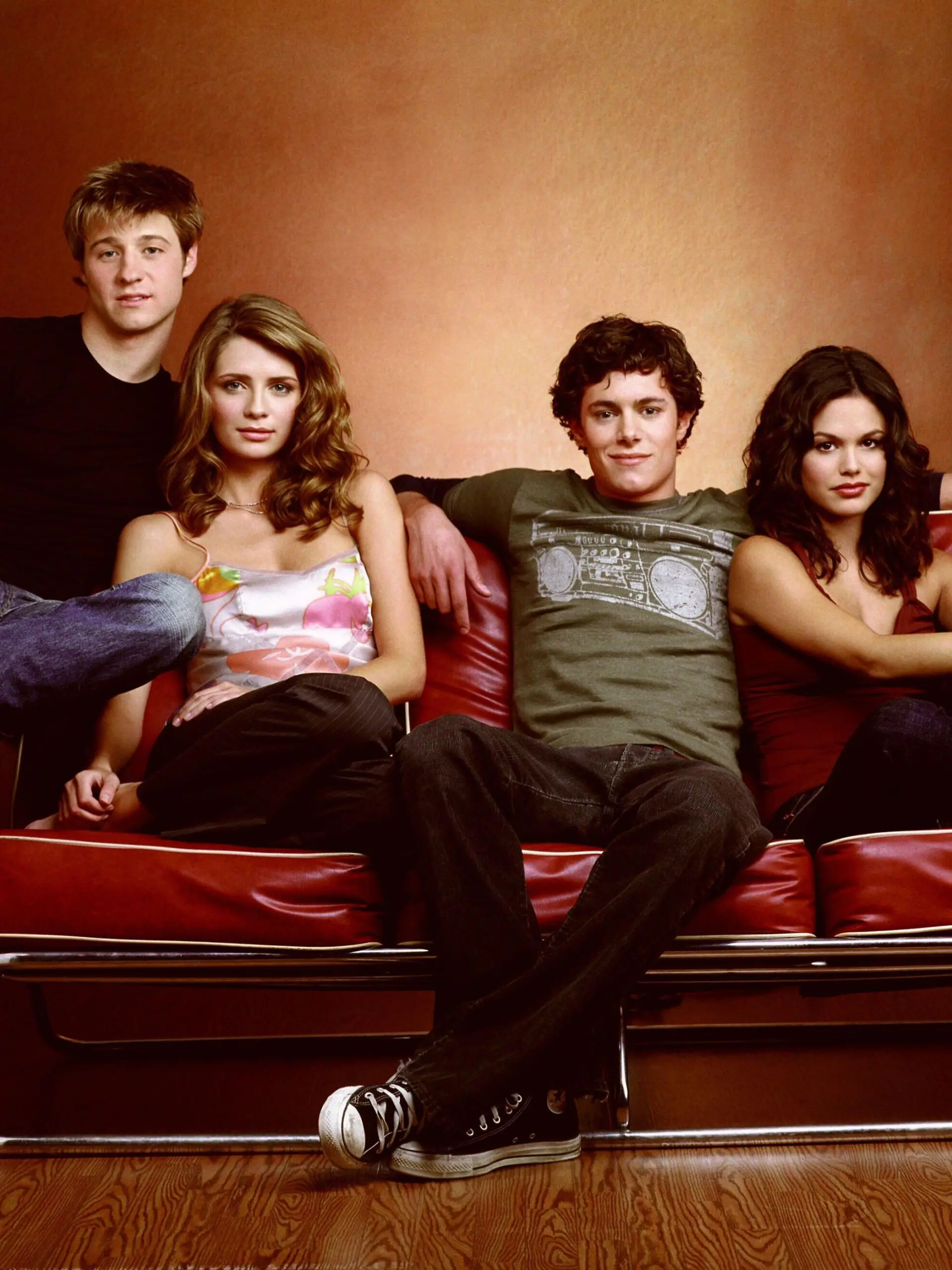 Von links: Ryan Atwood (Benkamin McKenzie), Marissa Cooper (Mischa Barton), Seth Cohen (Adam Brody) und Summer Roberts (Rachel Bilson).