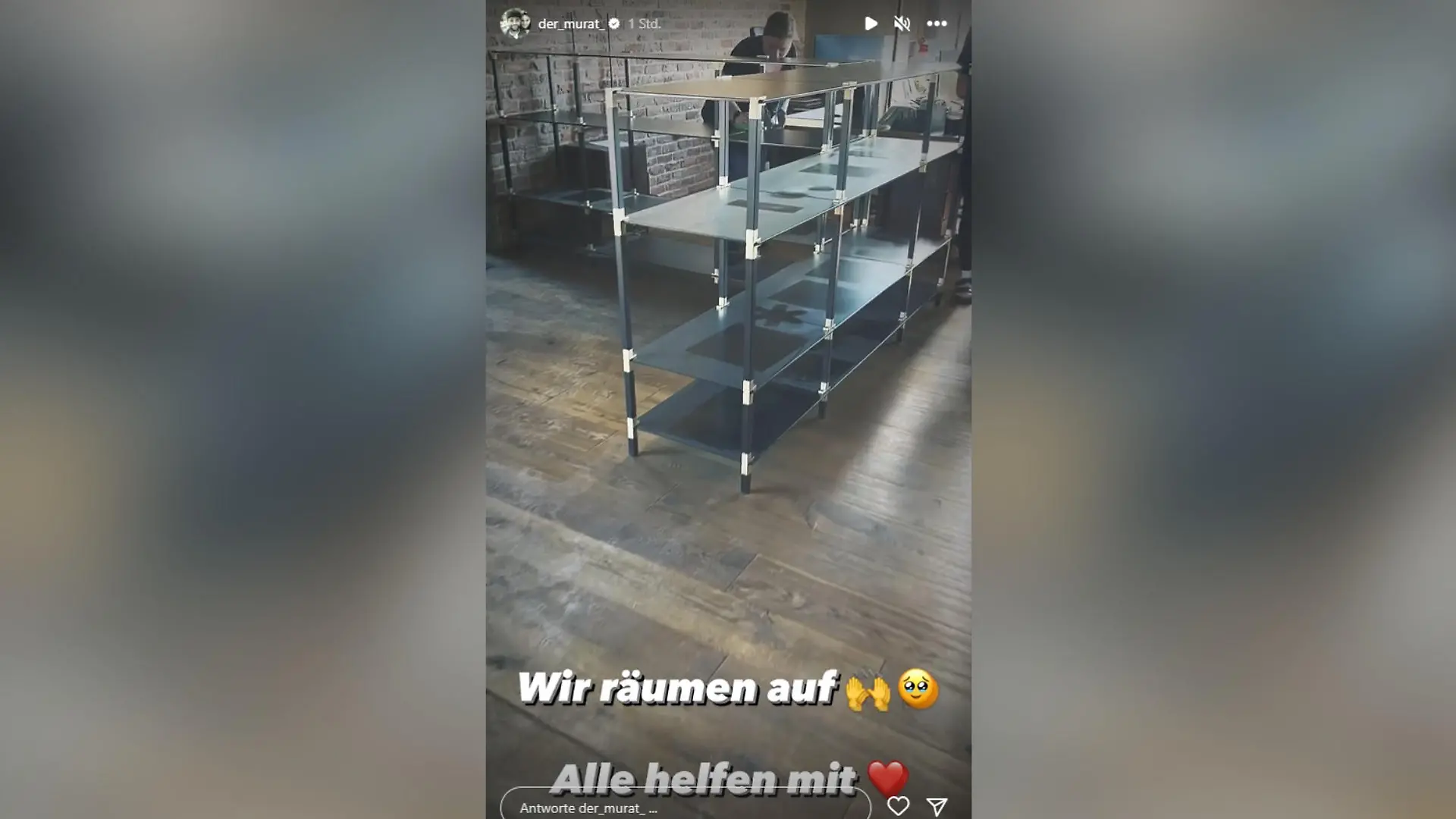 In "Sallycon Valley" packen alle mit an, um die Spuren des Einbruchs zu beseitigen. Quelle: instagram/der_murat_