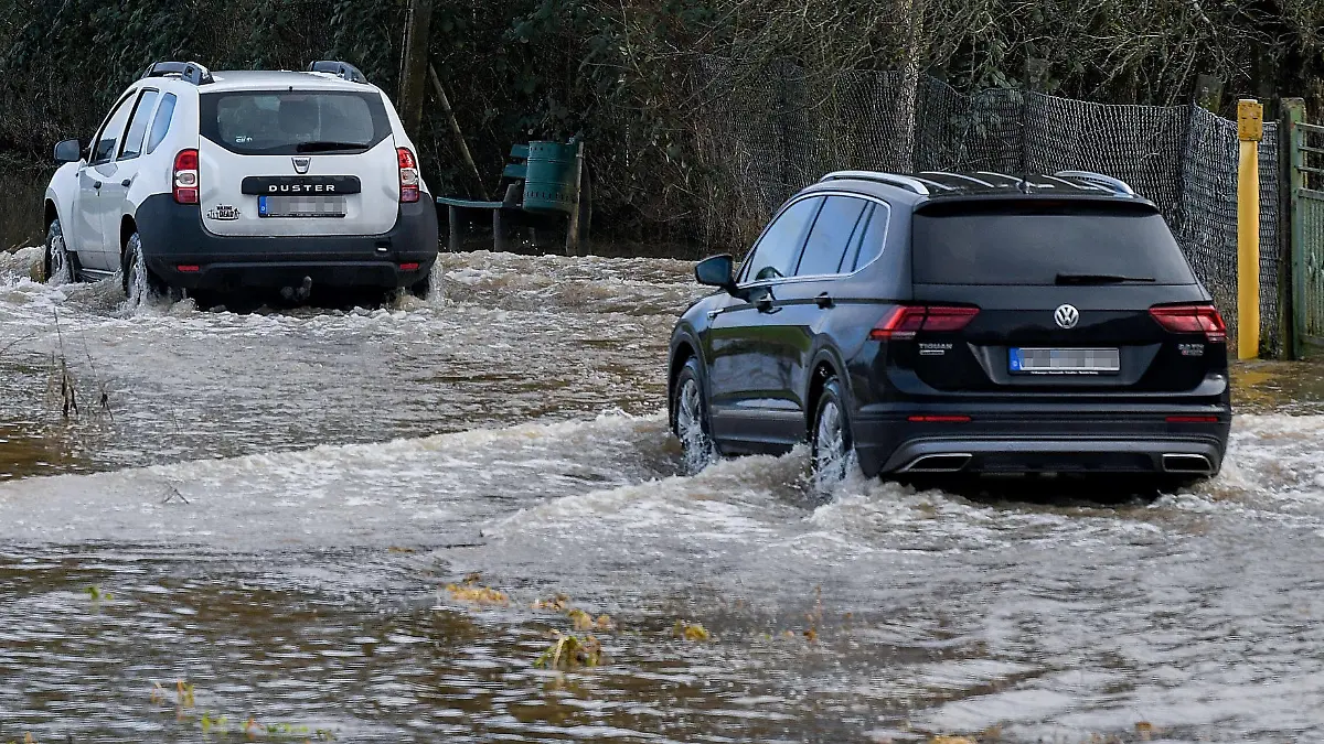 31.01.2021, xpsx, Lokal Hanau Hochwasser in der Region Langenselbold v.l. Hochwasser, Regen, Pegel , Wasser, Fluss, See, Überlaufen, Ufer, Regenfaelle, Schneeschmelze, starker Regen, Starkregen, Symbolfoto, Strassensperre, Gesperrt, Autos,, Hanau Hessen Deutschland DEU *** 31 01 2021, xpsx, local Hanau flood in the region Langenselbold v l flood, rain, gauge, water, river, lake, overflow, banks, rainfall, snowmelt, heavy rain, heavy rain, symbol photo, roadblock, closed, cars,, Hanau Hesse Germany DEU