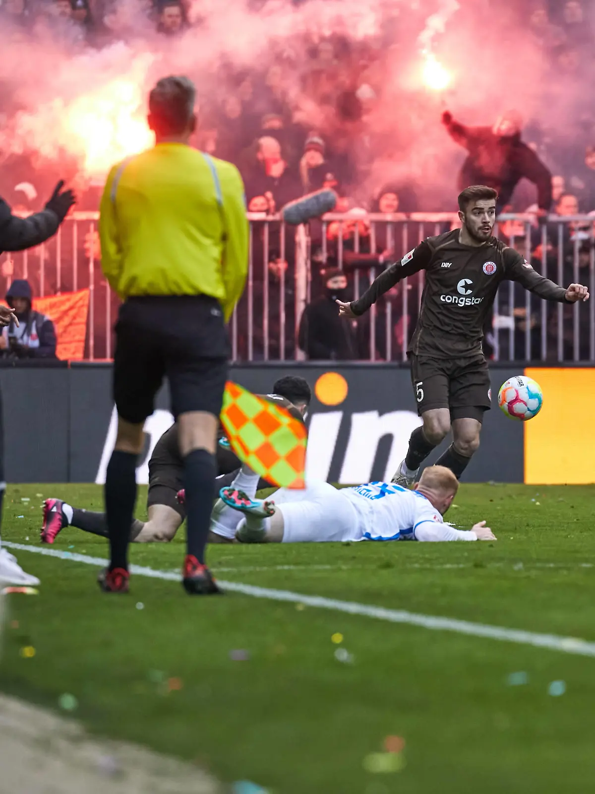 Pyrotechnik in der Suedtribuene bei den Pauli Fans. Betim Fazlij FC St. Pauli 05 Abwehr, Verteidigung, Maurice Litka FC Hansa Rostock 28 Mittelfeld liegt am Boden. FC St. Pauli vs. Hansa Rostock, 2. Bundesliga, Hamburg, Millerntor Stadion, Spielzeit 2022/2023, 22.Spieltag, 26.02.2023 DFL REGULATIONS PROHIBIT ANY USE OF PHOTOGRAPHS AS IMAGE SEQUENCES AND/OR QUASI-VIDEO Foto:EIBNER/Stephanie Zerbe FC St. Pauli vs. Hansa Rostock, 2. Bundesliga, Hamburg, Spielzeit 2022/2023, 22.Spieltag, 26.02.2023 Hamburg *** Pyrotechnics in the Suedtribuene at the Pauli fans Betim Fazlij FC St Pauli 05 defense, defense, Maurice Litka FC Hansa Rostock 28 midfield is down FC St Pauli vs Hansa Rostock, 2 Bundesliga, Hamburg, Millerntor Stadion, season 2022 2023, 22 Spieltag, 26 02 2023 DFL REGULATES PROHIBIT ANY USE OF PHOTOGRAPHS AS IMAGE SEQUENCES AND OR QUASI VIDEO Foto EIBNER Stephanie Zerbe FC St Pauli vs Hansa Rostock, 2 Bundesliga, Hamburg, Spielzeit 2022 2023, 22 Spieltag, 26 02 2023 Hamburg Copyright: xStephaniexZerbe/xEibner-Pressefox EP_EER