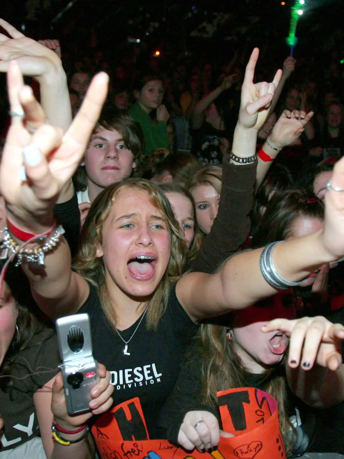 Mehrere tausend jugendliche Fans der Teenie-Band "Tokio Hotel" jubeln am Dienstagabend (14.02.2006) in der Jahrhunderthalle in Frankfurt am Main während eines Konzertes ihren Idolen begeistert zu. Für ihren musikalischen Erfolg und ihre "Geradlinigkeit" erhalten die aus Magdeburg stammenden Musiker am 25. März 2006 bei einer Gala in Dortmund den Preis "Steiger Award 2006". Wie am Dienstag verlautete, wird die Gruppe in der Kategorie Nachwuchs geehrt. Der undotierte, zum zweiten Mal vergebene Preis geht in diesem Jahr an insgesamt elf Prominente. Foto: Boris Roessler dpa/lhe (zu dpa/lnw 7431) +++(c) dpa - Bildfunk+++