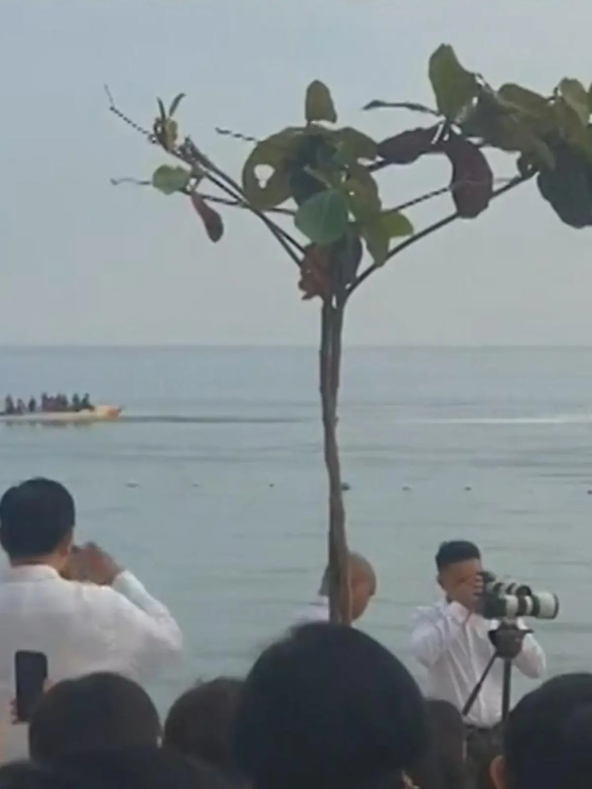 Es sollte der schönste und romantischste Tag im Leben dieses Traumpaares werden, doch stattdessen spielt dieses eine Banana-Boot hier die erste Geige. Im Hintergrund ist ganz deutlich zu sehen und zu hören, dass die Touristen scheinbar gerade den Spaß ihres Lebens haben – zu sehen im Video.