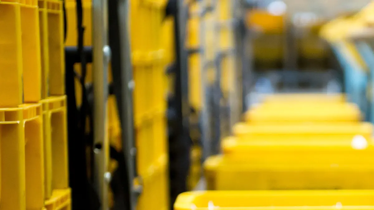 ARCHIV - Eine Mitarbeiterin der Deutschen Post sortiert am 15.07.2015 im Briefverteilzentrum in Waiblingen (Baden-Württemberg) Briefe, die in einer Kiste mit der Aufschrift "Deutsche Post" liegen. Foto: Daniel Naupold/dpa (zu dpa "Deutsche Post will britischen Paketdienstleister UK Mail übernehmen" vom 28.09.2016) +++(c) dpa - Bildfunk+++