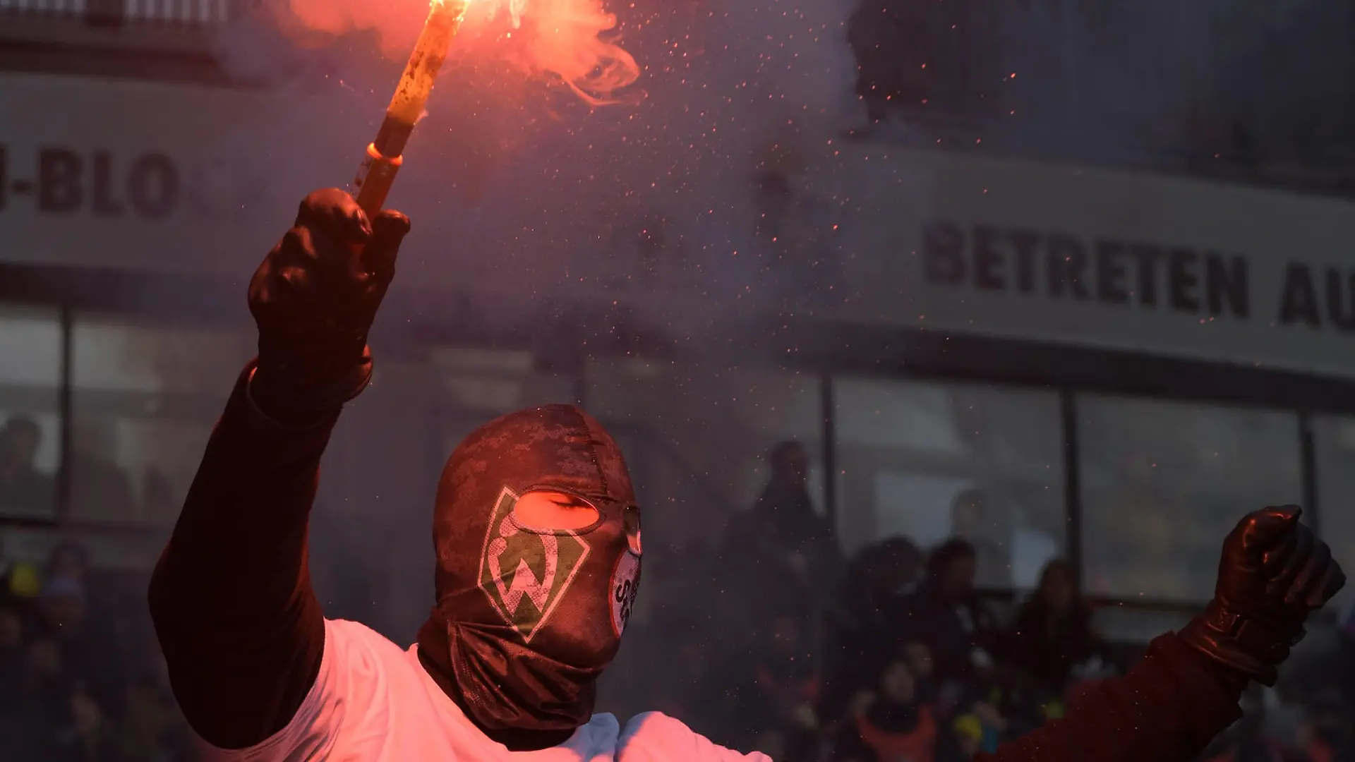 Fußball I Herren I 2022-2023 I 2. Bundesliga I 22. Spieltag I FC St. Pauli - F.C. Hansa Rostock I 26.2.2023 Pyro in der Süd - Pauli Fan mit Werder Bremen Maske fackelt Hamburg Millerntor Stadion Hamburg Deutschland *** Soccer I Men I 2022 2023 I 2 Bundesliga I 22 Matchday I FC St Pauli F C Hansa Rostock I 26 2 2023 Pyro in the South Pauli fan with Werder Bremen mask torches Hamburg Millerntor Stadium Hamburg Germany Copyright: xLobeca/AndreasxHannigx