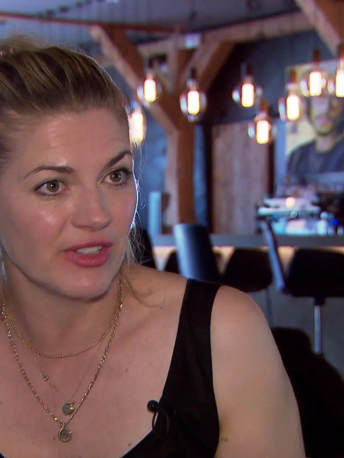 Nina Bott spricht über den Vorfall, als sie aus einem Hamburger Café geworfen wurde - weil sie stillte.