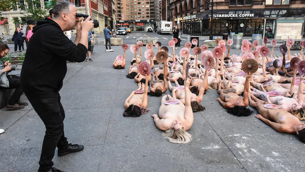 Die Brustwarze der Frau ist nicht gern gesehen - das will Künstler Spencer Tunick ändern.