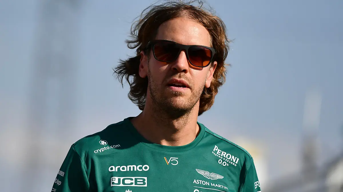 ARCHIV - 28.07.2022, Ungarn, Mogyorod: Motorsport: Formel-1-Weltmeisterschaft, Grand Prix von Ungarn, Ankunft der Fahrer: Sebastian Vettel aus Deutschland vom Team Aston-Martin geht durch das Fahrerlager. Der viermalige Weltmeister soll nach Wunsch von Formel-1-Chef  Domenicali auch nach seinem Abschied weiter eine Rolle in der Rennserie spielen (zu dpa «Formel-1-Chef bietet Vettel Rolle nach Karriereende an») Foto: Anna Szilagyi/AP/dpa +++ dpa-Bildfunk +++
