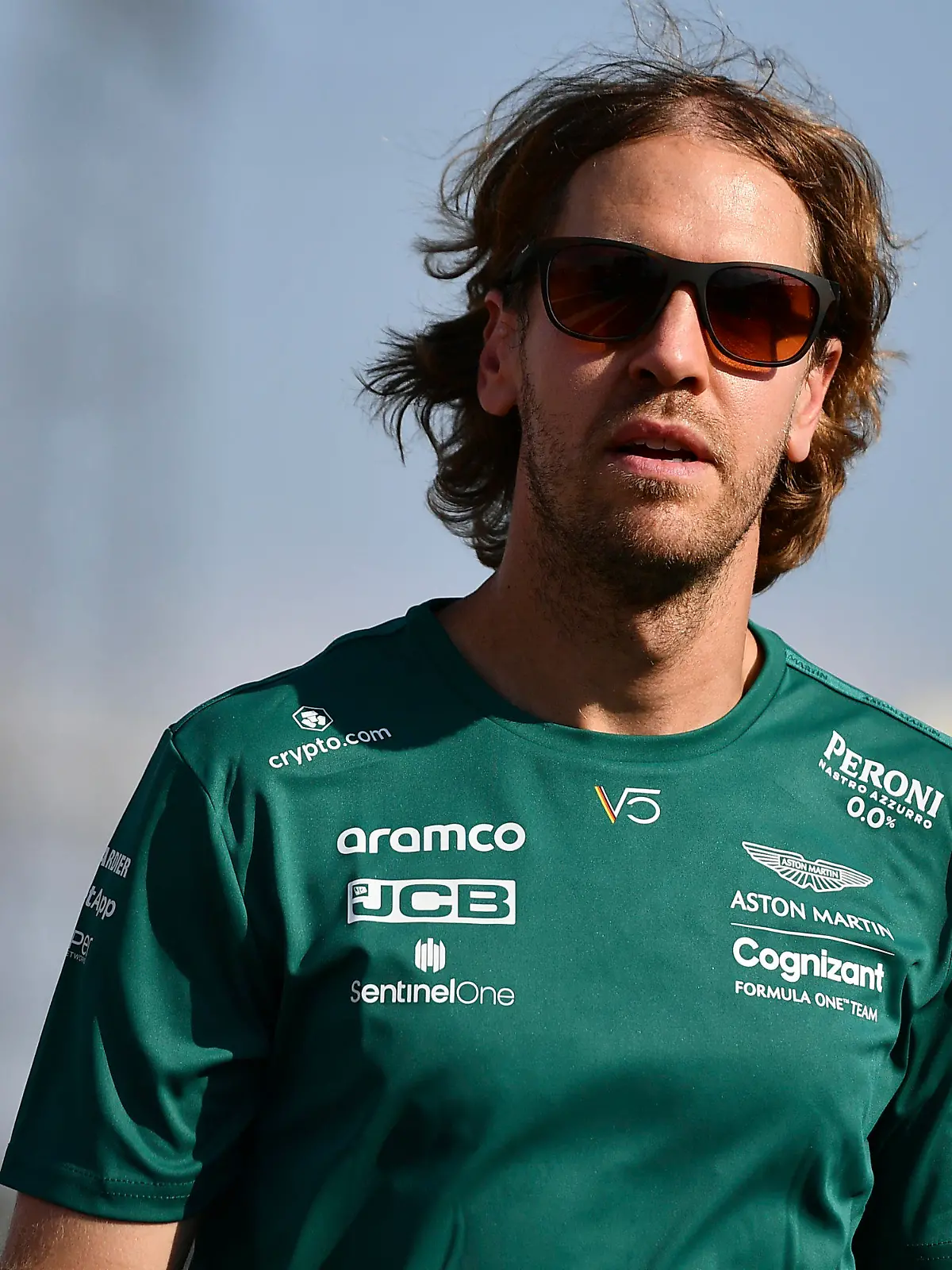 ARCHIV - 28.07.2022, Ungarn, Mogyorod: Motorsport: Formel-1-Weltmeisterschaft, Grand Prix von Ungarn, Ankunft der Fahrer: Sebastian Vettel aus Deutschland vom Team Aston-Martin geht durch das Fahrerlager. Der viermalige Weltmeister soll nach Wunsch von Formel-1-Chef  Domenicali auch nach seinem Abschied weiter eine Rolle in der Rennserie spielen (zu dpa «Formel-1-Chef bietet Vettel Rolle nach Karriereende an») Foto: Anna Szilagyi/AP/dpa +++ dpa-Bildfunk +++