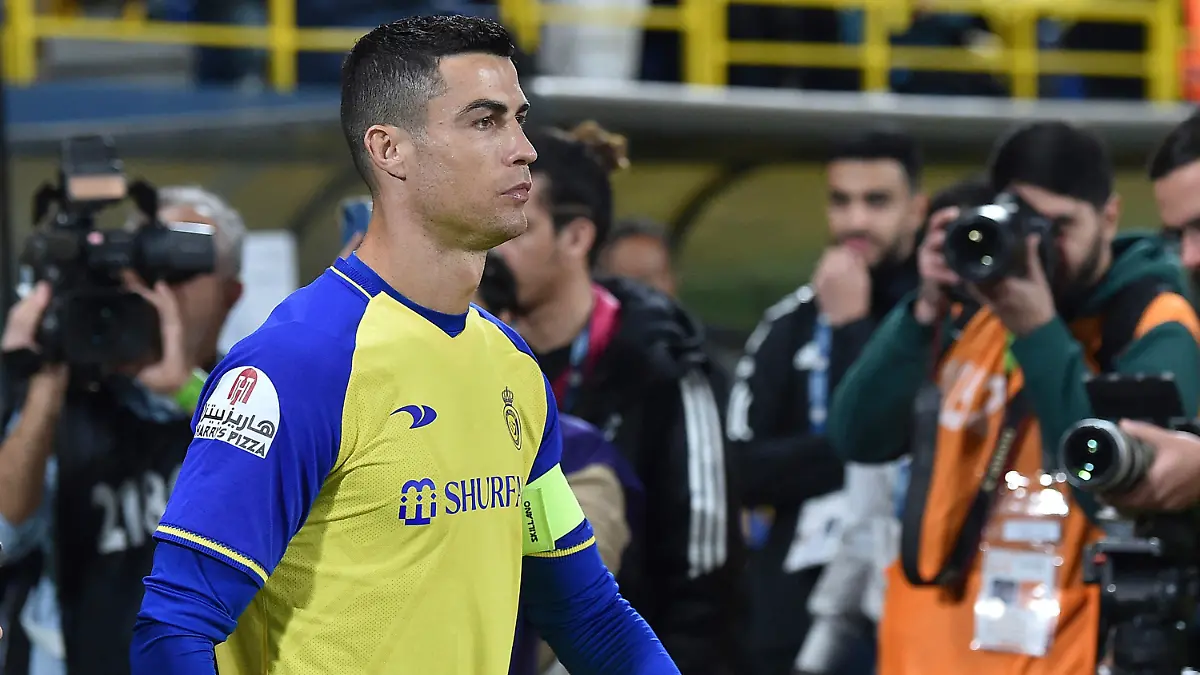 ARCHIV - 25.09.2017, Saudi-Arabien, Riad: Fußball: Pro League, Saudi-Arabien, Al-Nassr FC - Al-Ettifaq: Al Nassr-Spieler Cristiano Ronaldo betritt das Spielfeld vor seinem Pflichtspiel-Debüt für Al-Nassr. Nun erzielte Ronaldo im Trikot von Al-Nassr seinen 500. Ligatreffer. (zu dpa: «Viererpack für Al-Nassr: Ronaldo erzielt seinen 500. Liga-Treffer») Foto: -/AP/dpa +++ dpa-Bildfunk +++