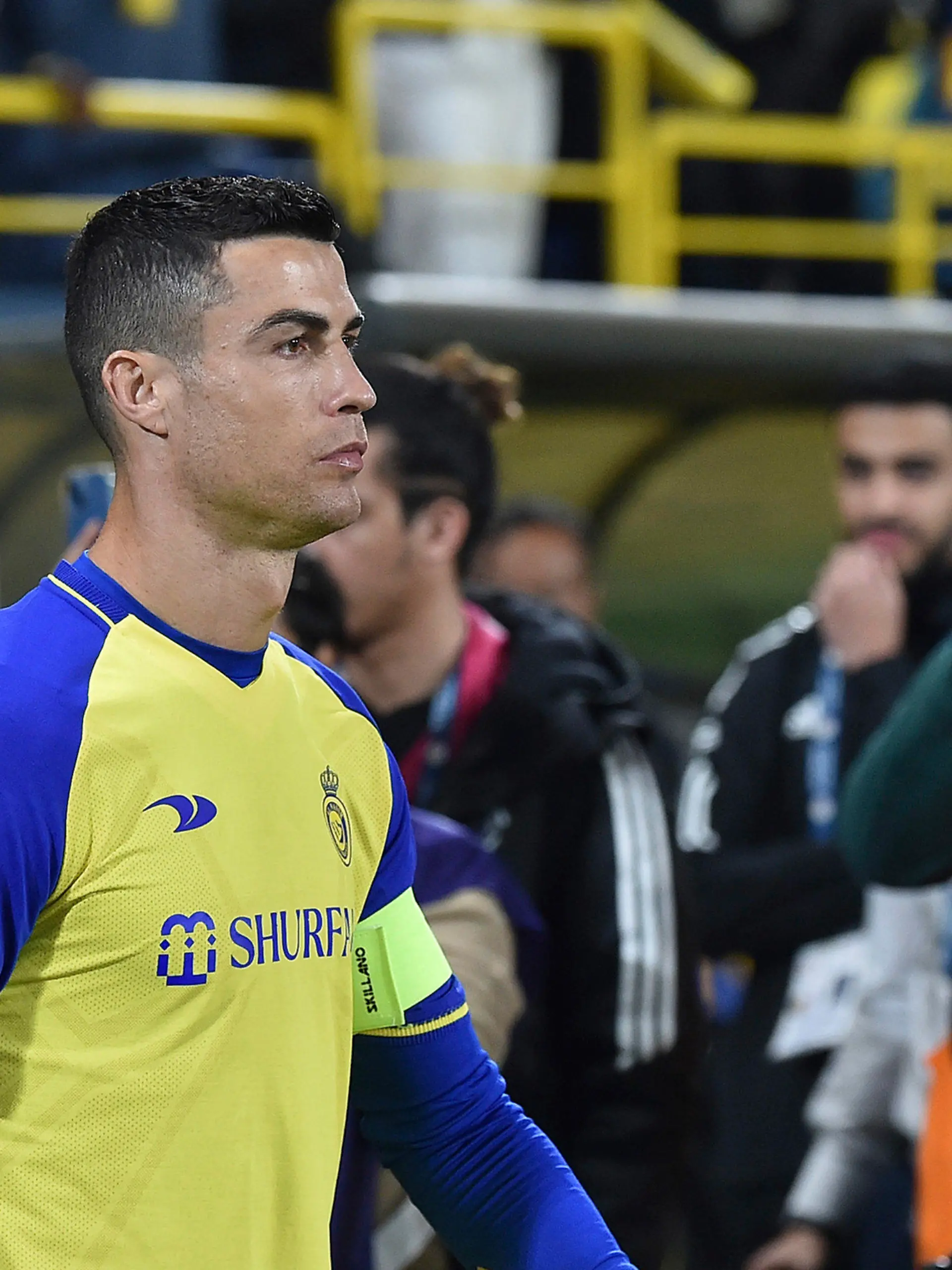 ARCHIV - 25.09.2017, Saudi-Arabien, Riad: Fußball: Pro League, Saudi-Arabien, Al-Nassr FC - Al-Ettifaq: Al Nassr-Spieler Cristiano Ronaldo betritt das Spielfeld vor seinem Pflichtspiel-Debüt für Al-Nassr. Nun erzielte Ronaldo im Trikot von Al-Nassr seinen 500. Ligatreffer. (zu dpa: «Viererpack für Al-Nassr: Ronaldo erzielt seinen 500. Liga-Treffer») Foto: -/AP/dpa +++ dpa-Bildfunk +++