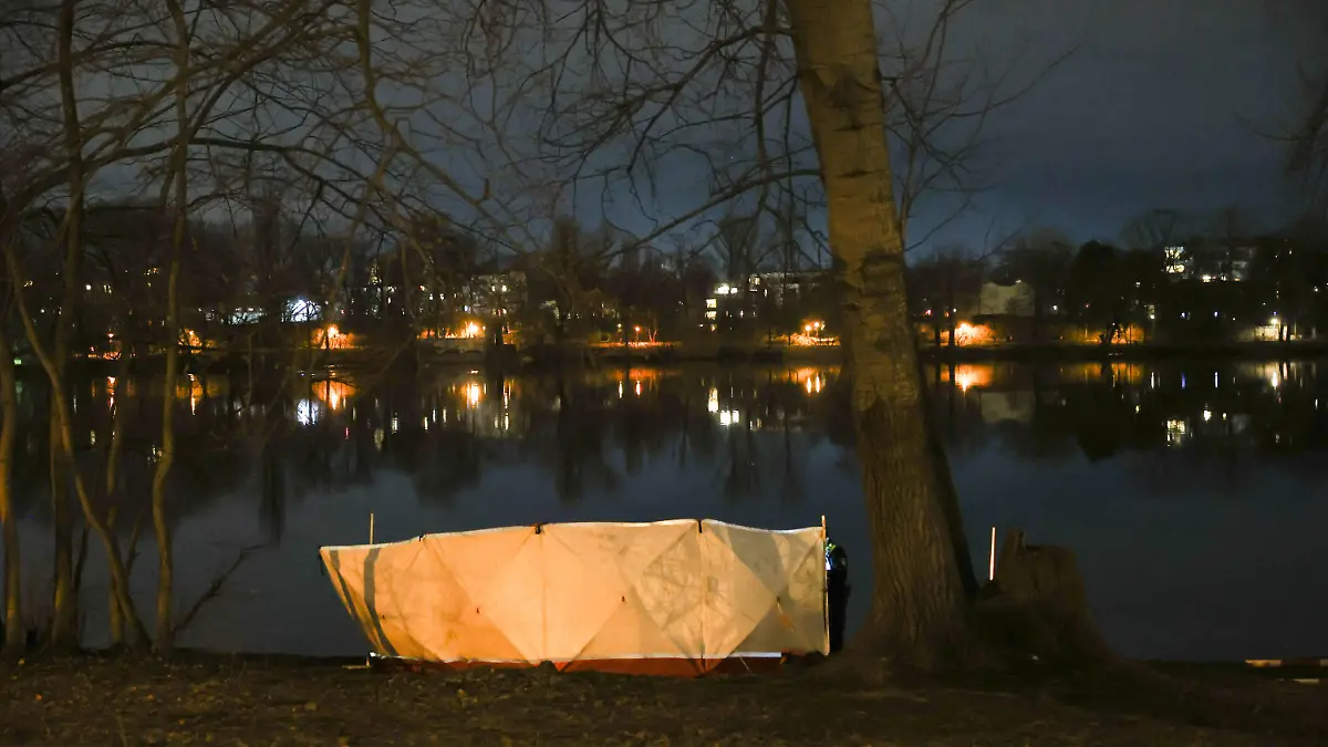 27.02.2023, Berlin: Ein Sichtschutz ist am Ufer des Weißen Sees in Berlin-Pankow aufgestellt. Am Ufer des Sees wurden zwei Leichen gefunden. Es soll sich um eine Frau und ein Kleinkind handeln, teilte die Polizei mit. Foto: Jörg Carstensen/dpa +++ dpa-Bildfunk +++