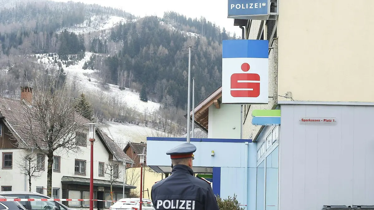 27.02.2023, Österreich, Trieben: Absperrband hängt vor der obersteirischen Polizeiinspektion Trieben (Bezirk Liezen). Hier hatte ein österreichischer Polizist laut Behördenangaben einen Kollegen mit einer Schusswaffe tödlich getroffen. (zu dpa "Österreichischer Polizist erschossen - Kollege festgenommen") Foto: Erwin Scheriau/APA/dpa +++ dpa-Bildfunk +++