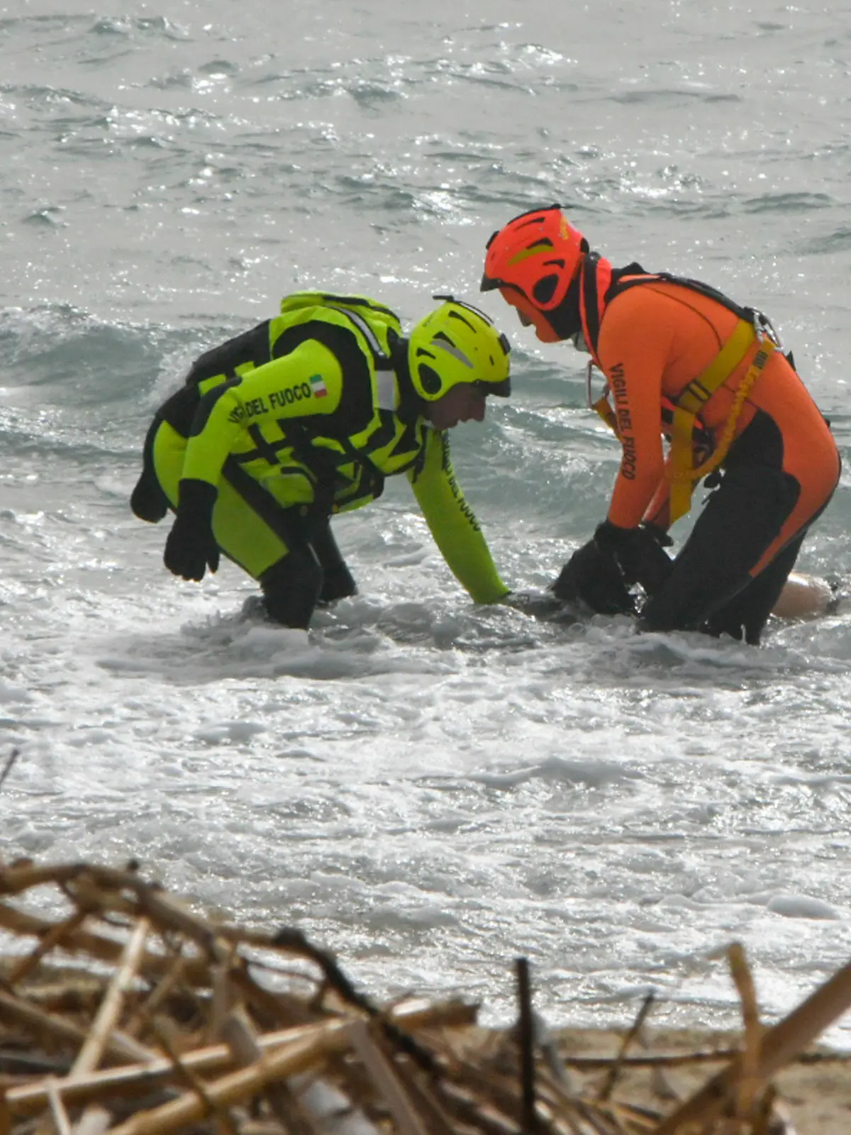 26.02.2023, Italien, Cutro: *** ATTENTION EDITORS GRAPHIC CONTENT *** Rettungskräfte bergen eine Leiche an einem Strand in der Nähe von Cutro, Süditalien, nachdem ein Boot mit Migranten bei rauer See auseinandergebrochen war. Bei einem Bootsunglück mit Migranten an der süditalienischen Küste sind Medienberichten zufolge mehrere Menschen ums Leben gekommen. Foto: Giuseppe Pipita/AP/dpa +++ dpa-Bildfunk +++