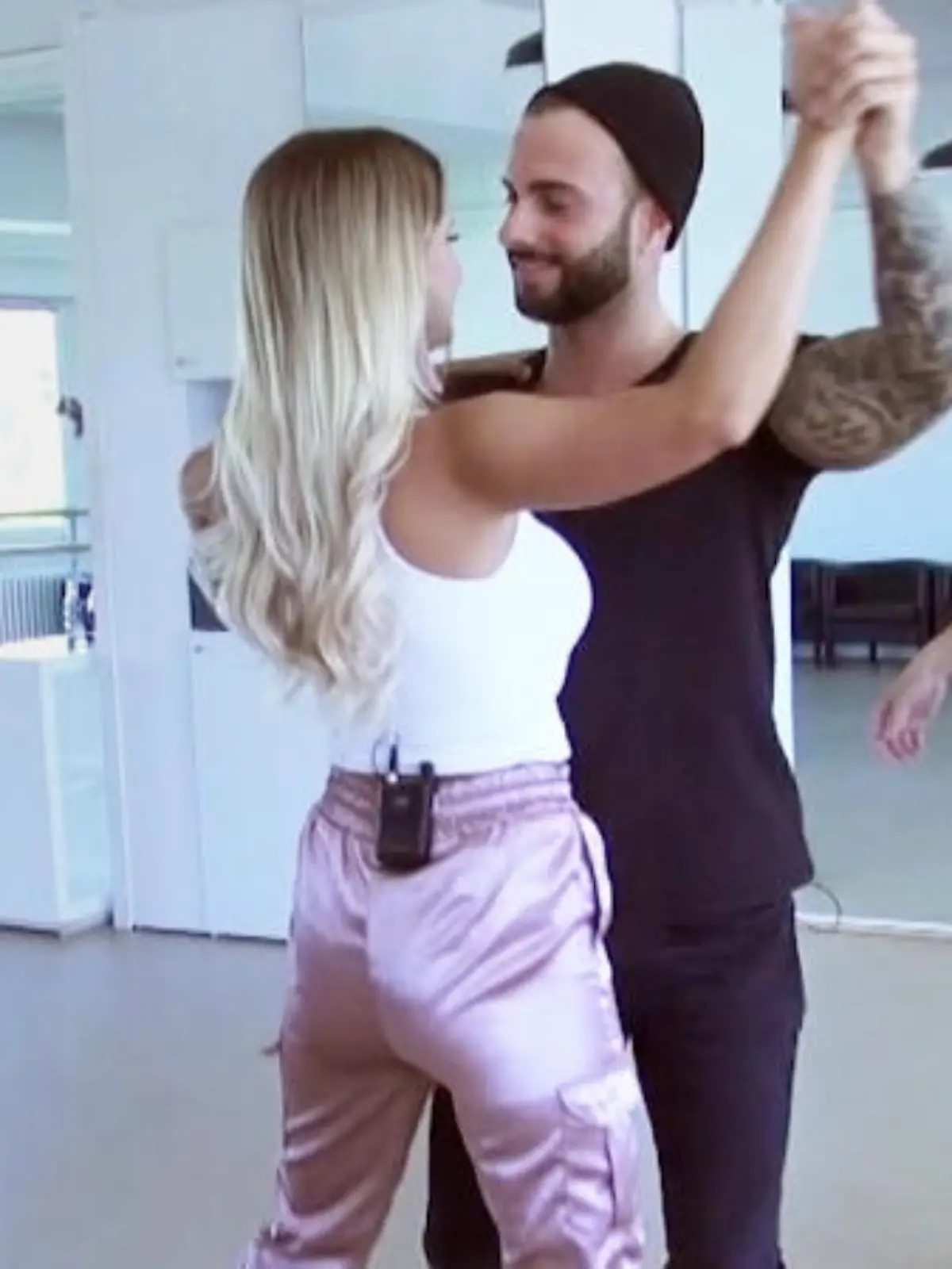 Stephi und Julian proben für ihren Hochzeitstanz