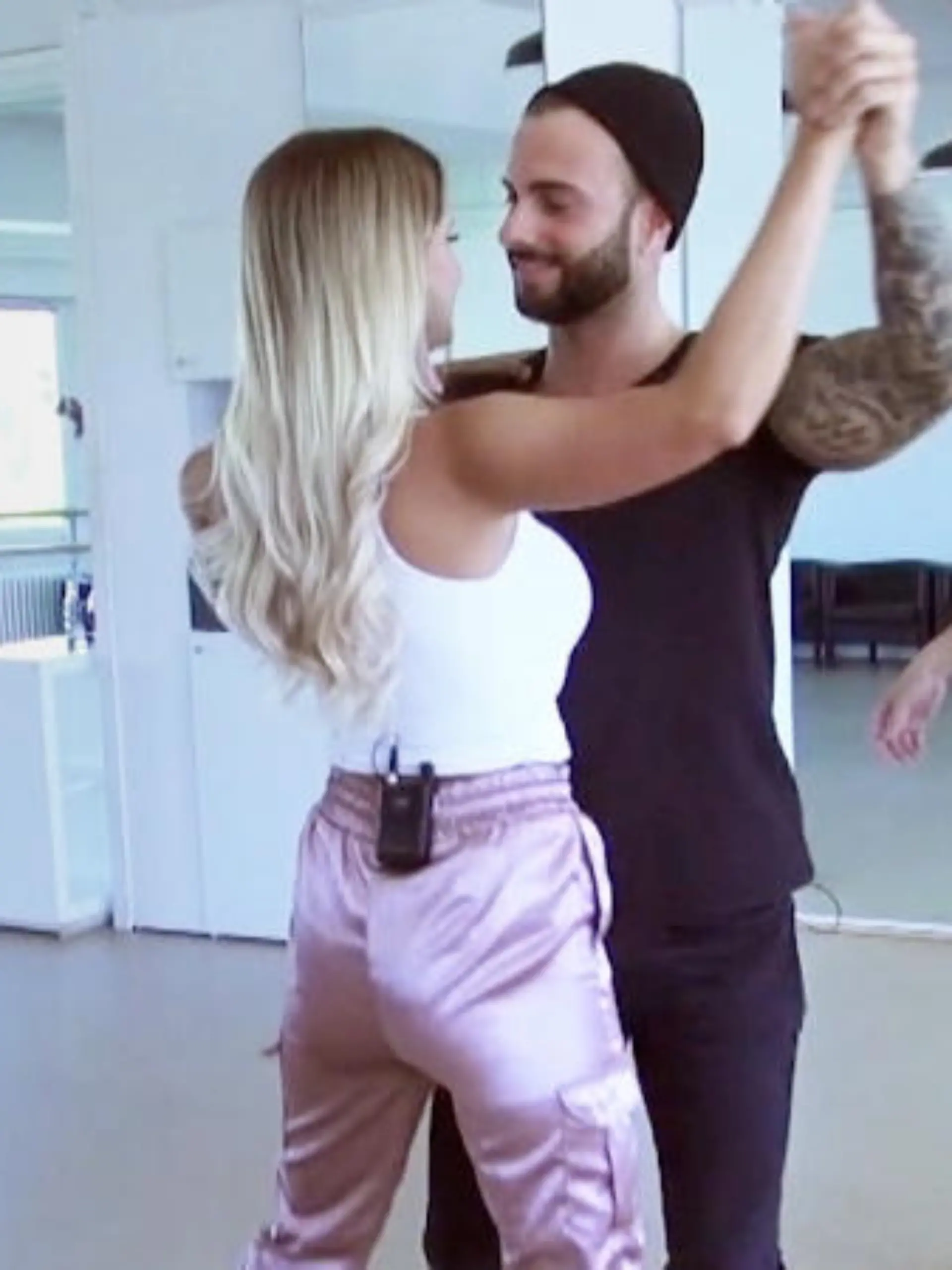Stephi und Julian proben für ihren Hochzeitstanz