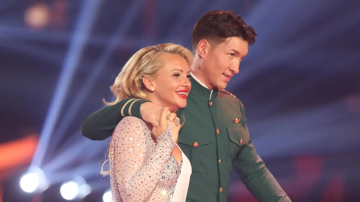 Dschungelkönigin Evelyn Burdecki und Evgeny Vinokurov tanzen Rumba zu There You ll Be (Faith Hill), Evgeny sehr gefrustet, Emotion, Evgeny genervter Gesichtsausdruck , RTL Let«s Dance - Staffel 12 - Sendung 8 - Folge 8. - TV-Melodien, RTL Lets dance, 17.05.2019, MMC-Studios (Coloneum) - *** Jungle queen Evelyn Burdecki and Evgeny Vinokurov dance rumba to There You ll Be Faith Hill , Evgeny very frustrated, emotion, Evgeny annoyed facial expression , RTL Lets Dance season 12 show 8 episode 8 TV melodies, RTL Lets dance, 17 05 2019, MMC Studios Coloneum *** Jungle queen Evelyn Burdecki and Evgeny Vinokurov dance rumba to There You ll Be Faith Hill, Evgeny very frustrated, emotion, Evgeny annoyed facial expression, RTL Lets Dance season 12 show 8 episode 8 TV melodies, RTL Lets dance, 17 05 2019, MMC Studios Coloneum Jungle queen Evelyn Burd