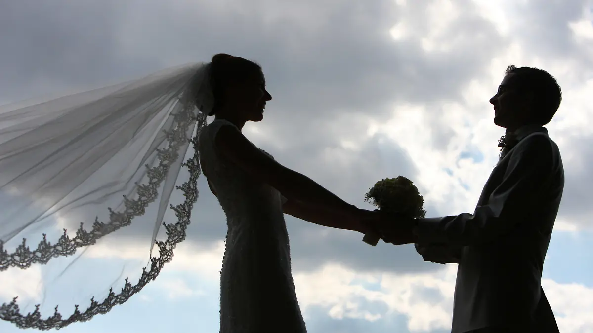 ARCHIV - Die Silhouette eines frisch vermählten Hochzeitspaares (Foto vom 21.06.2008). Es ist ein Termin für Vergessliche, in diesem Jahr auch für Faschingsfans: Am 11.11.11 wollen sich viele Heiratswillige das Ja-Wort geben. Überrannt werden die Standesämter bisher aber noch nicht. Foto: Patrick Pleul (zu dpa-Umfrage lsn lbn lth vom 10.09.2011)  +++(c) dpa - Bildfunk+++