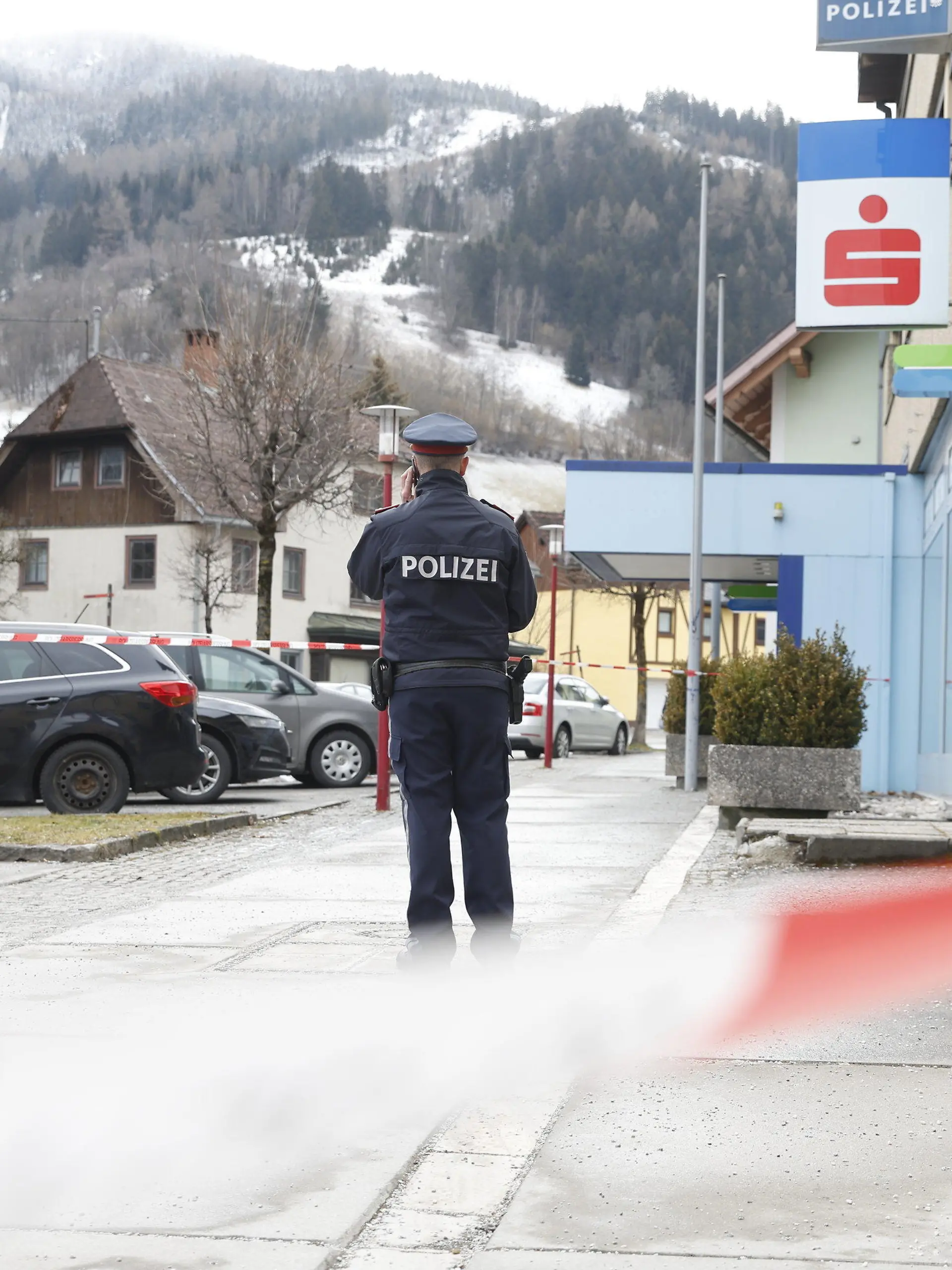 27.02.2023, Österreich, Trieben: Absperrband hängt vor der obersteirischen Polizeiinspektion Trieben (Bezirk Liezen). Hier hatte ein österreichischer Polizist laut Behördenangaben einen Kollegen mit einer Schusswaffe tödlich getroffen. (zu dpa "Österreichischer Polizist erschossen - Kollege festgenommen") Foto: Erwin Scheriau/APA/dpa +++ dpa-Bildfunk +++