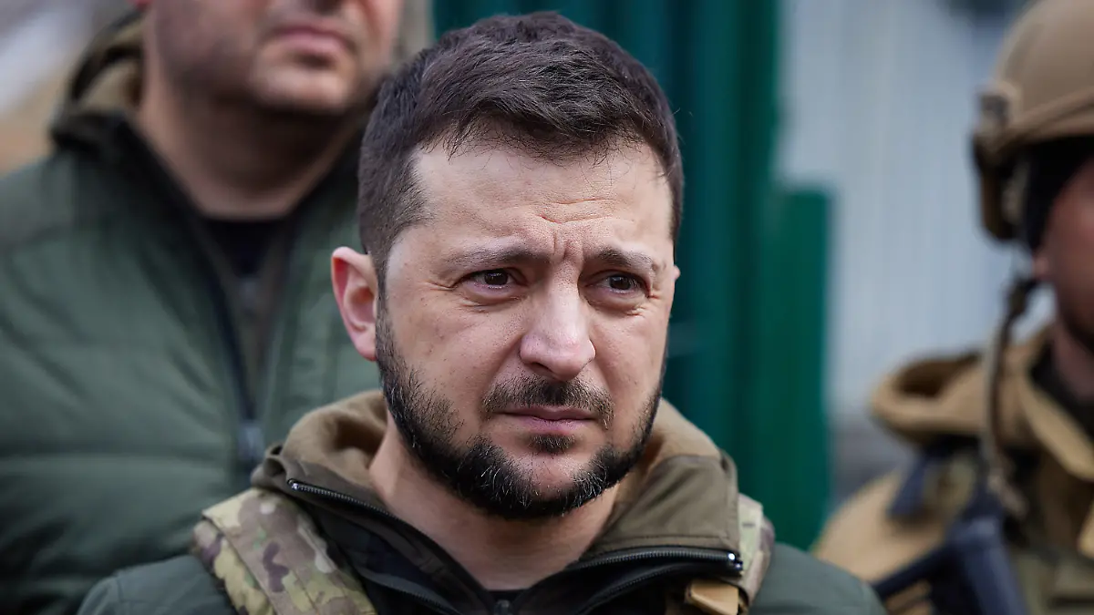 ARCHIV - 04.04.2022, Ukraine, Butscha: Wolodymyr Selenskyj, Präsident der Ukraine, besucht die Stadt in der Nähe von Kiew. Nach Bekanntwerden eines Massakers an Zivilisten ist Selenskyj in die zerstörte Stadt gereist. Am 24. Februar 2023 jährt sich der Beginn des russischen Angriffskrieges gegen die Ukraine. (zu dpa «Was von einem Jahr Krieg besonders in Erinnerung bleibt») Foto: President Of Ukraine/ZUMA Press Wire Service/dpa +++ dpa-Bildfunk +++