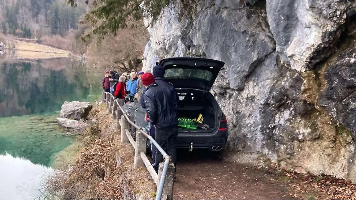 Blind aufs Navi verlassen: Autofahrer steckt auf Wanderweg am Wolfgangsee fest