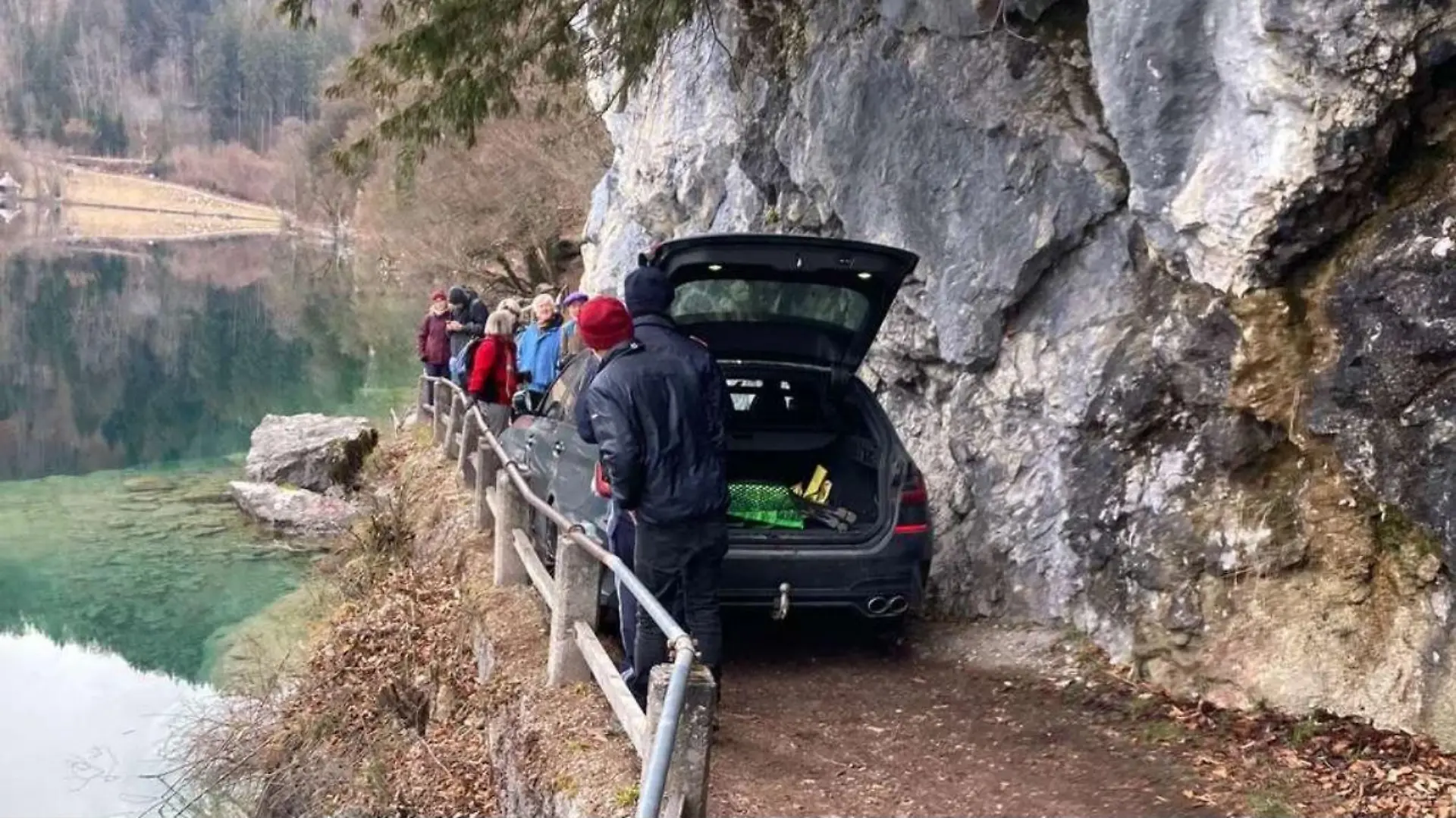 Blind aufs Navi verlassen: Autofahrer steckt auf Wanderweg am Wolfgangsee fest